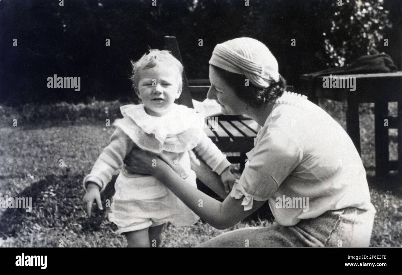 1935 , Sweden  : The future King  future King of Belgians ALBERT II ( born 6 june 1934 ) Prince of Liege , married in 1959 with Paola Ruffo di Calabria ( born 11 september 1937 ) with his mother , the Queen ASTRID of BELGIUM ( born princesse of Sweden , 1905 - dead in car wreck near Kussnacht , Switzerland 29 august 1935 ), married to King LEOPOLD III of Belgians  SAXE COBURG GOTHA ( 1901 - 1983 ). - House of BRABANT - BRABANTE - ALBERTO - royalty - nobili - nobiltà - principe reale - BELGIO - portrait - ritratto  -  child - children - infante - bambino   ----  Archivio GBB Stock Photo