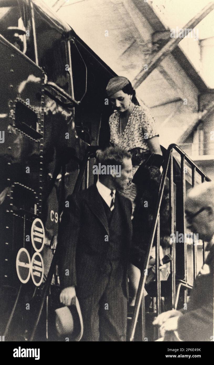 1935 , may , Bruxelles , Belgium  : The Queen ASTRID of BELGIUM ( born princesse of Sweden , 1905 - dead in car wreck near Kussnacht , Switzerland 29 august 1935 ) and the housband  King LEOPOLD III of Belgians   SAXE COBURG GOTHA ( 1901 - 1983 )  at inauguration of Exposition de Bruxelles . Astrid was the mothers of two kings : the  King   of Belgians ALBERT II ( born 6 june 1934 ) Prince of Liege , married in 1959 with Paola Ruffo di Calabria ( born 11 september 1937 ) and King BAUDOUIN (  1930 - 1993 ),  king from 1951 to 1993 and married with Fabiola de Mora y aragon in 1960 .- House of BR Stock Photo