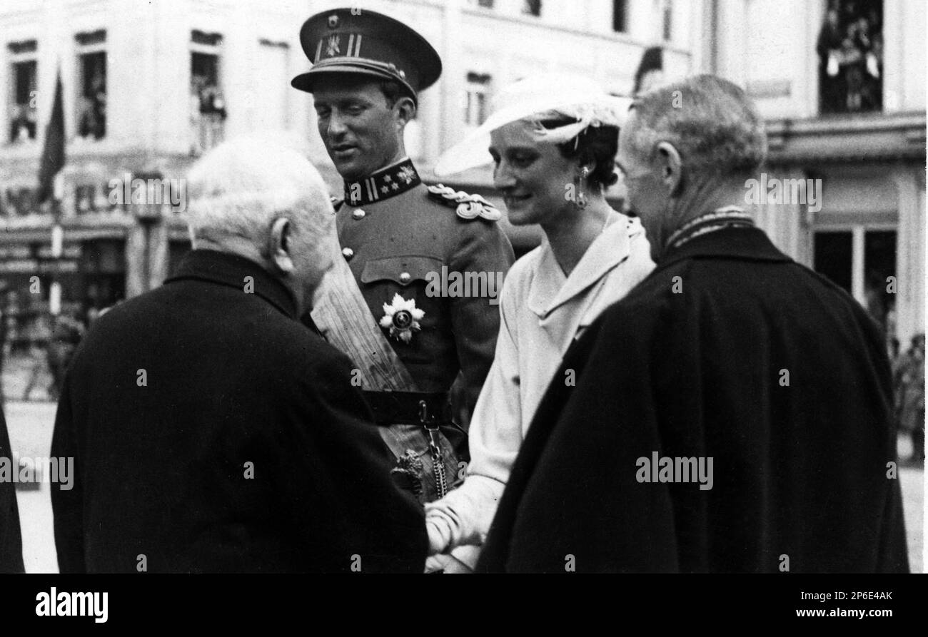 1935 , may , Anvers , Belgium  : The Queen ASTRID of BELGIUM ( born princesse of Sweden , Stockholm 17 november 1905 - dead in car wreck near Kussnacht , Switzerland 29 august 1935 ) and the housband  King LEOPOLD III of Belgians   SAXE COBURG GOTHA ( 1901 - 1983 ) . Astrid was the mothers of two kings : the  King   of Belgians ALBERT II ( born 6 june 1934 ) Prince of Liege , married in 1959 with Paolo Ruffo di Calabria ( born 11 september 1937 ) and King BAUDOUIN (  1930 - 1993 ),  king from 1951 to 1993 and married with Fabiola de Mora y aragon in 1960 . - House of BRABANT - BRABANTE  - roya Stock Photo