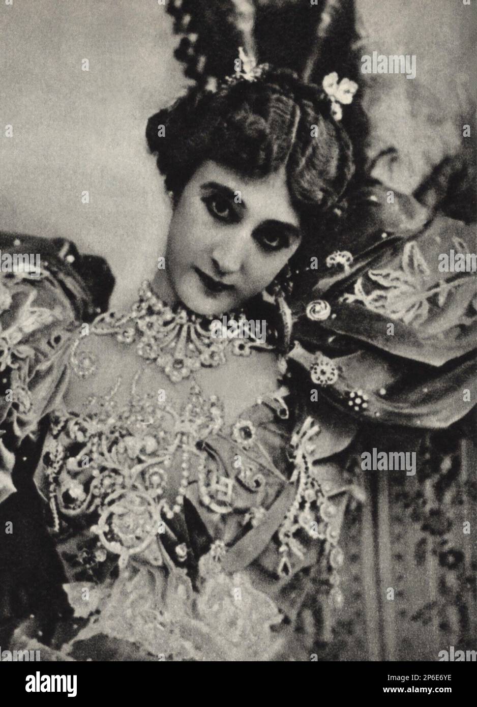 1900 c, FRANCIA : The celebrated Opera singer and dancer , demi-mondaine of parisian Belle Epoque LA BELLE OTERO ( 1868 - 1965 ), when was a dancer at Les Folies Bergere in Paris  - Otéro - La Bella Otero  - CORTIGIANA - BALLERINA - DANCER - BALLET - BALLETTO - DANZA - DANCE - bijoux - collana  -  necklace - jewel - jewels - jewellery - gioielli - gioiello - musa  - Cocotte  ----  Archivio GBB Stock Photo