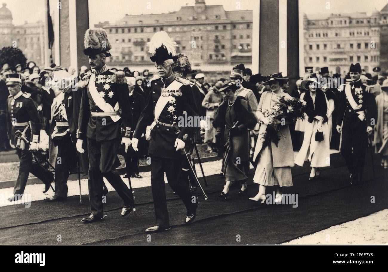 1934 ca , Stockholm , Sweden : ( from the left to right in this photo) The King of Denmark CHRISTIAN X (  1870 - 1947 ) with the old King of Sweden GUSTAV V ( Gustaf , 1858 - 1950 ) , the Queen of Denmark (in white dress) ALEXANDRINE  ( born princess of Mecklenburg-Schwerin , 1879 - 1952 ), the princess INGRID of Sweden ( 1910 - 2000, daughter of Crown Prince Gustav Adolf, later King Gustav VI Adolf of Sweden) and his future housband in 1935 prince FREDERIK of Denmark ( future King Frederick IX of Denmark,  son of king King Christian X , 1899 –  1972 ) - House of BERNADOTTE - SVEZIA - DANIMARC Stock Photo