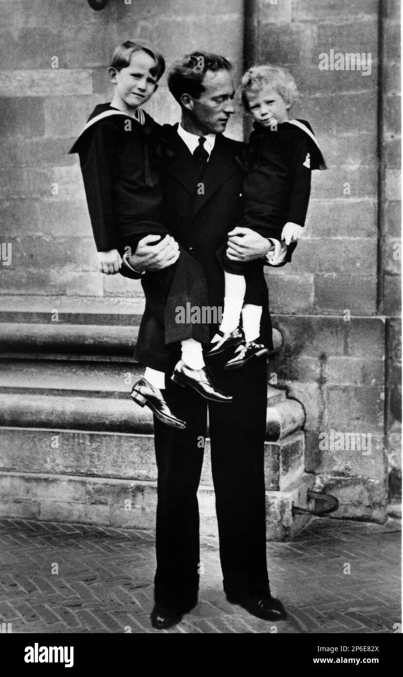 1936 , july , Bruxelles , Belgium : The future King BAUDOUIN ( 1930 - 1993 ) and his brother future King of Belgians ALBERT II ( born 6 june 1934 ) Prince of Liege , married in 1959 with Paola Ruffo di Calabria ( born 11 september 1937 ) . In this photo with her father   King LEOPOLD III of Belgians   SAXE COBURG GOTHA ( 1901 - 1983 ). - House of BRABANT - BRABANTE - ALBERTO - LEOPOLDO - BALDOVINO - royalty - nobili - nobiltà - principe reale - BELGIO - portrait - ritratto - marinaretto - vestito alla marinara - sailor dress -  child - children - infante - bambino  - fratelli - brothers  - pad Stock Photo