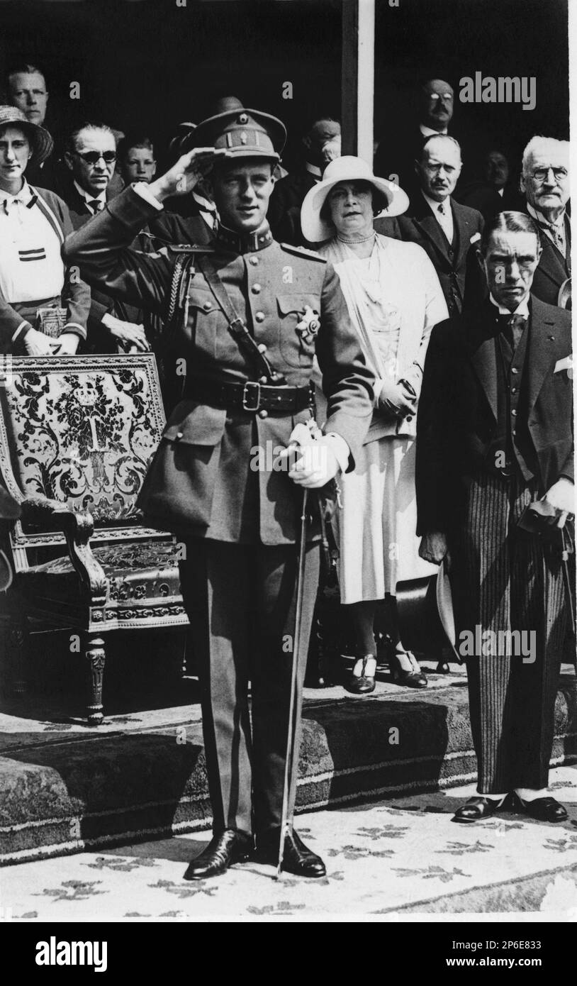 1936 ,  Bruxelles , Belgium :  The King LEOPOLD III of Belgians   SAXE COBURG GOTHA ( 1901 - 1983 ) , father of others two Belgians Kings :  King BAUDOUIN ( 1930 - 1993 ) and King of Belgians ALBERT II ( born 6 june 1934 ) Prince of Liege , married in 1959 with Paola Ruffo di Calabria ( born 11 september 1937 ).  - House of BRABANT - BRABANTE - BALDOVINO - royalty - nobili - nobiltà - principe reale - BELGIO - portrait - ritratto - salute - saluto militare - military uniform - uniforme divisa militare  ----  Archivio GBB Stock Photo