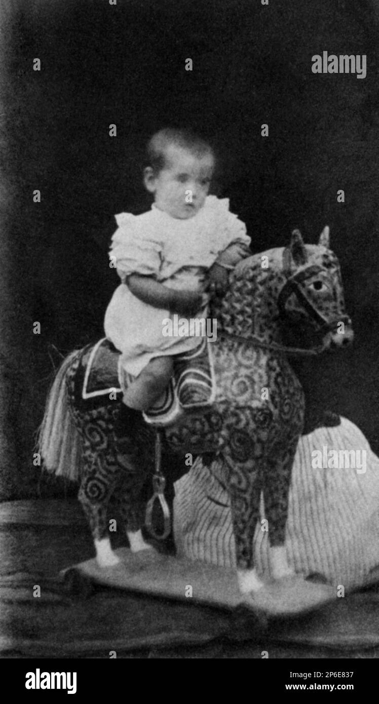 1899 , Granada , SPAIN : The spanish poet FEDERICO GARCIA LORCA ( 1898 - 1936 ) when was a child aged 1 - POETA - POESIA - POETRY - LETTERATURA - LITERATURE - letterato - GAY - Homosexual - Homosexuality - Omosessualità - LGBT - - Omosessuale - portrait - ritratto - cavallo a dondolo - giocattolo - giocattoli - toys  - personalità celebrità da bambini piccoli da bambino piccolo - celebrity celebrities personality personalities when was little child children baby  boy ----  Archivio GBB Stock Photo