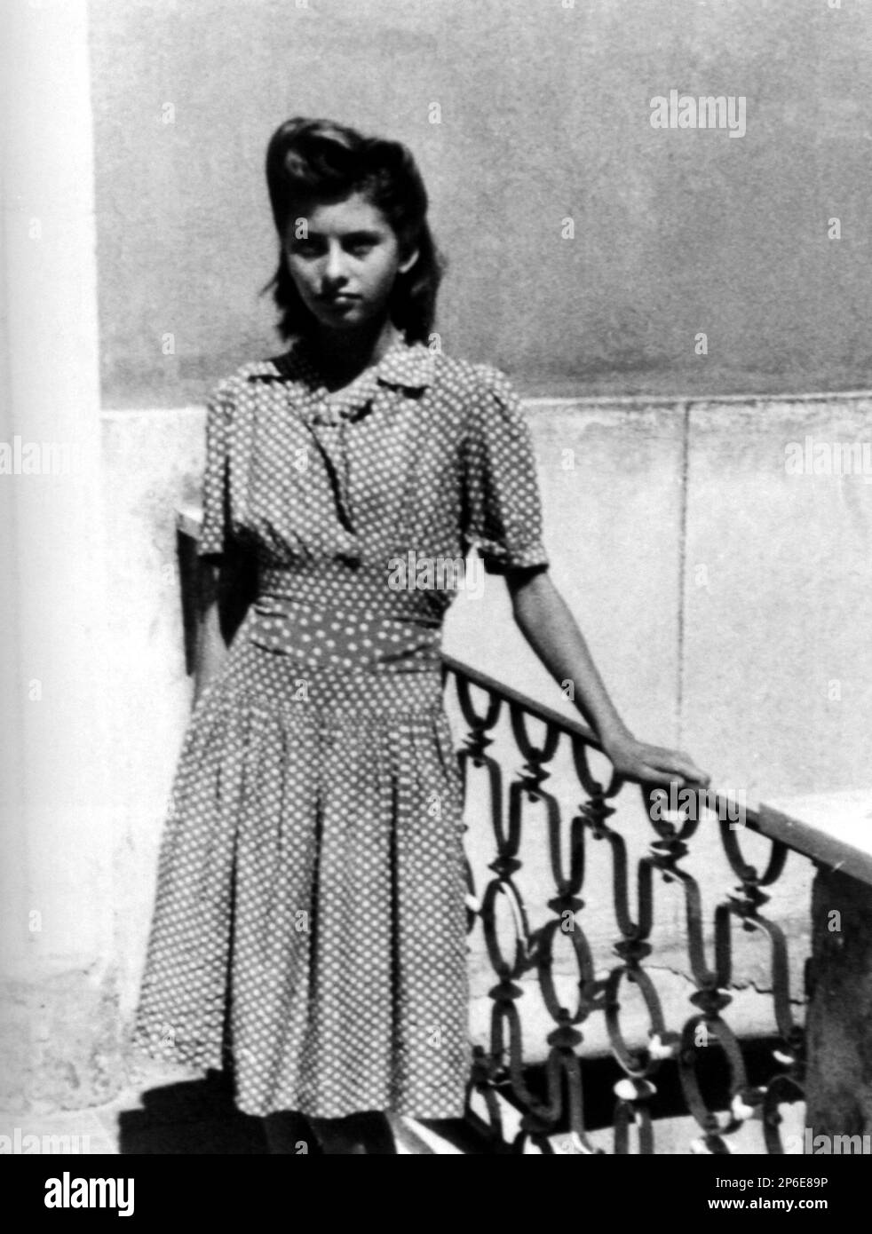 1946 , Pozzuoli , Napoli , ITALY  : The movie actress SOPHIA LOREN  ( born Sofia Scicolone , Roma 1934 ) when was a child aged 12- CINEMA -  personalità da giovani giovane - bambino bambina bambini - personality personalities when was young children baby ----  Archivio GBB Stock Photo