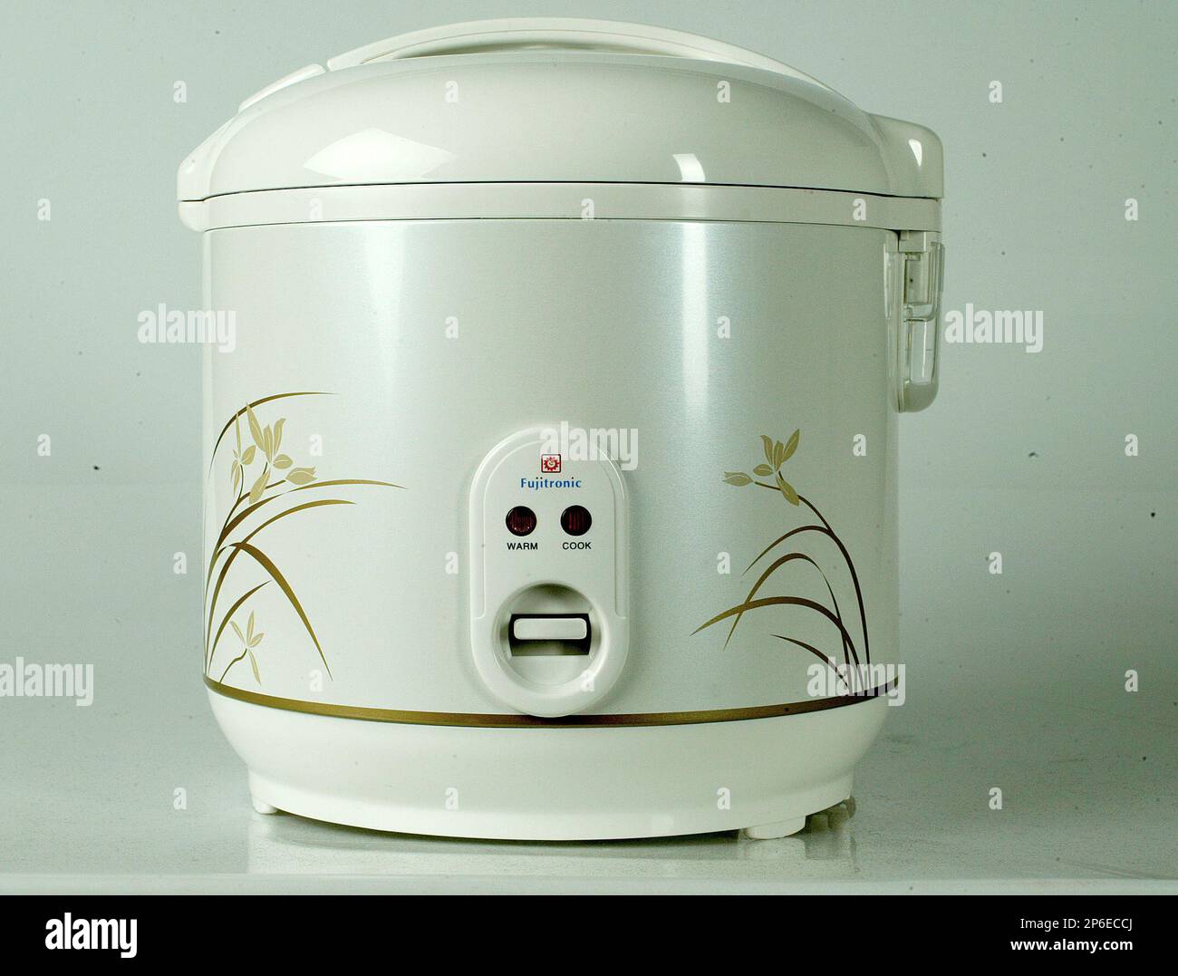 ricecooker068 mac.jpg Fujitronic Rice Cooker. Testing rice cookers.  Looking at three different models. 11/12/03 in STUDIO. MICHAEL MACOR/ The  Chronicle (MICHAEL MACOR/San Francisco Chronicle via AP Stock Photo - Alamy
