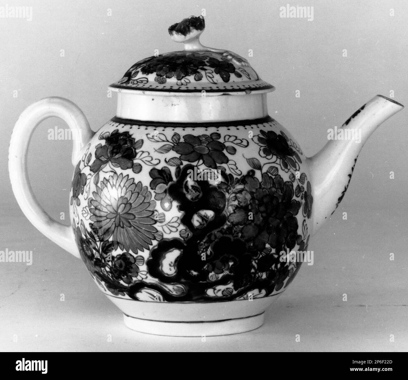 Lowestoft Porcelain Manufactory, Teapot and Cover, 18th century, soft