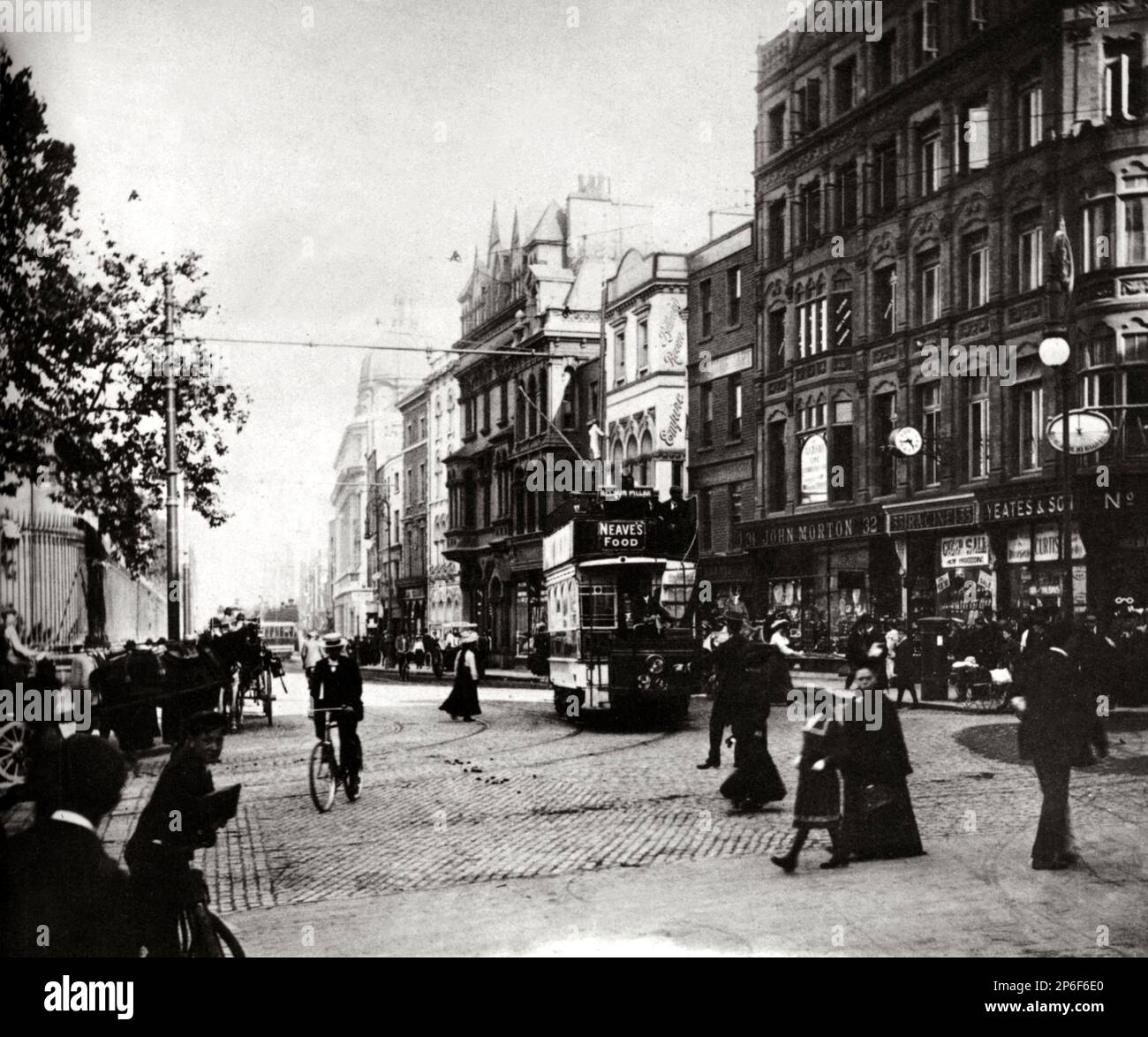 The  Nassau Street , Dublin , the street described in ULYSSES by iirish writer JAMES JOYCE ( Dublin 1882 - Zurich 1941 )  - SCRITTORE - LETTERATURA - LITERATURE - STOCK - GEOGRAFIA - GEOGRAPHY - FOTO STORICHE - HISTORY - DUBLINO  ----  Archivio GBB Stock Photo