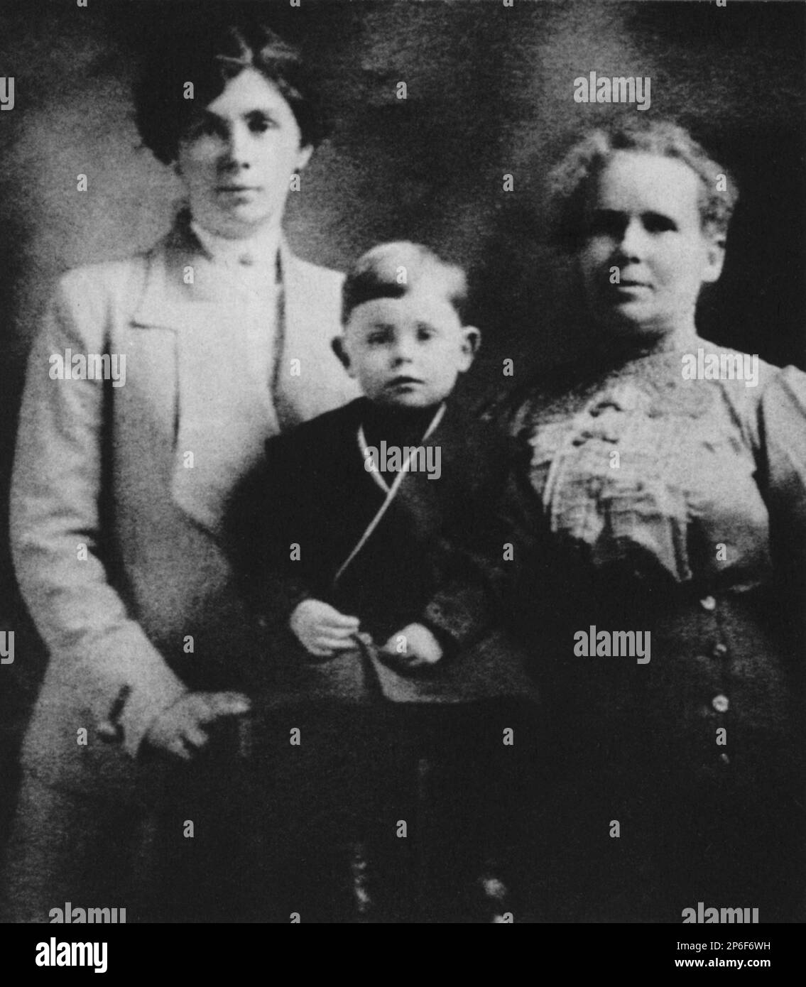 1912 , Galway : NORA JOYCE , wife of irish writer JAMES JOYCE ( Dublin 1882 - Zurich 1941 ), with son GIORGIO JOYCE and her mother ANNE BARNACLE   - SCRITTORE - LETTERATURA - LITERATURE  - portrait - ritratto ----  Archivio GBB Stock Photo