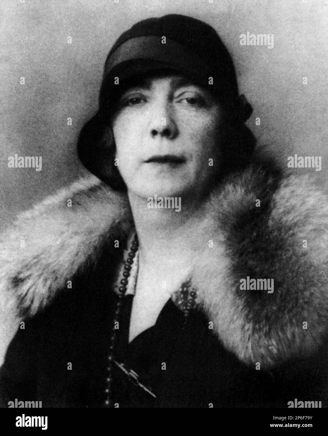 1920 's , Paris , France : NORA JOYCE , wife of most celebrated  irish writer JAMES JOYCE ( Dublin 1882 - Zurich 1941 )  - SCRITTORE - LETTERATURA - LITERATURE - letterato -  hat - cappello - fur - pelliccia portrait - ritratto ----  Archivio GBB Stock Photo