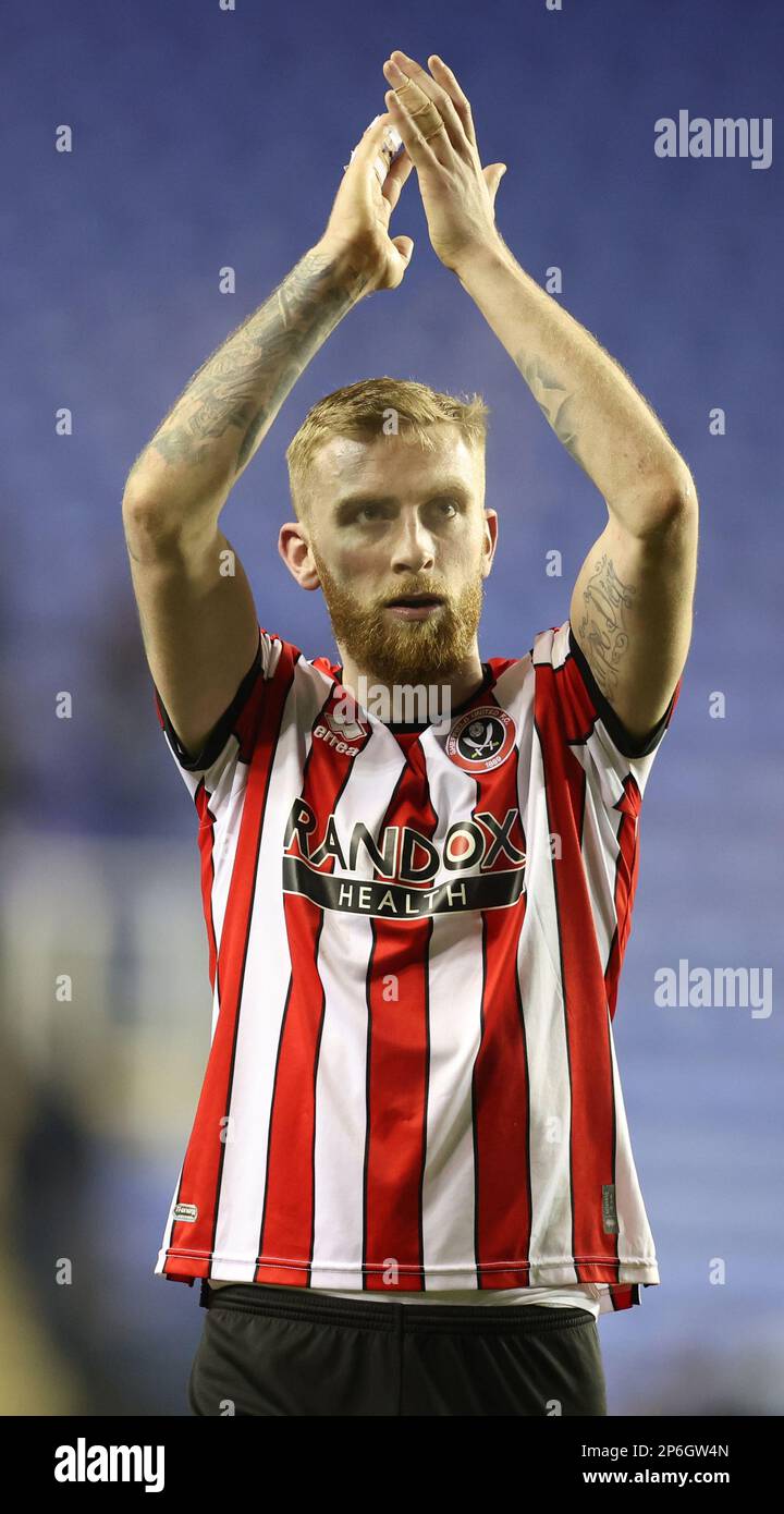 Reading, England, 7th March 2023.  Oliver McBurnie of Sheffield Utd applauds the fans during the Sky Bet Championship match at the Select Car Leasing Stadium, Reading. Picture credit should read: Paul Terry / Sportimage Stock Photo