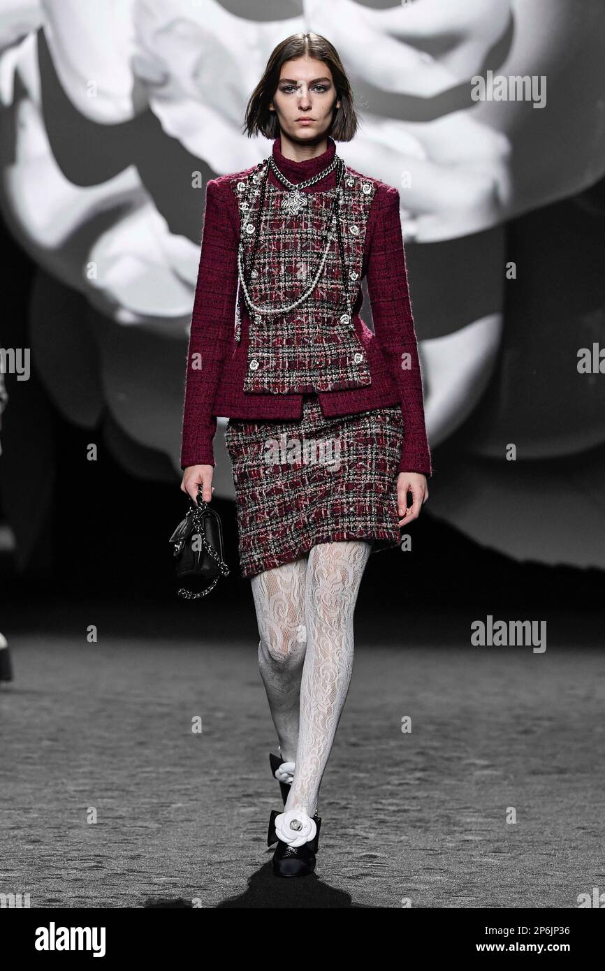 Chanel Fall Winter 2022-2023  Paris fashion week street style, Autumn  fashion, Fashion