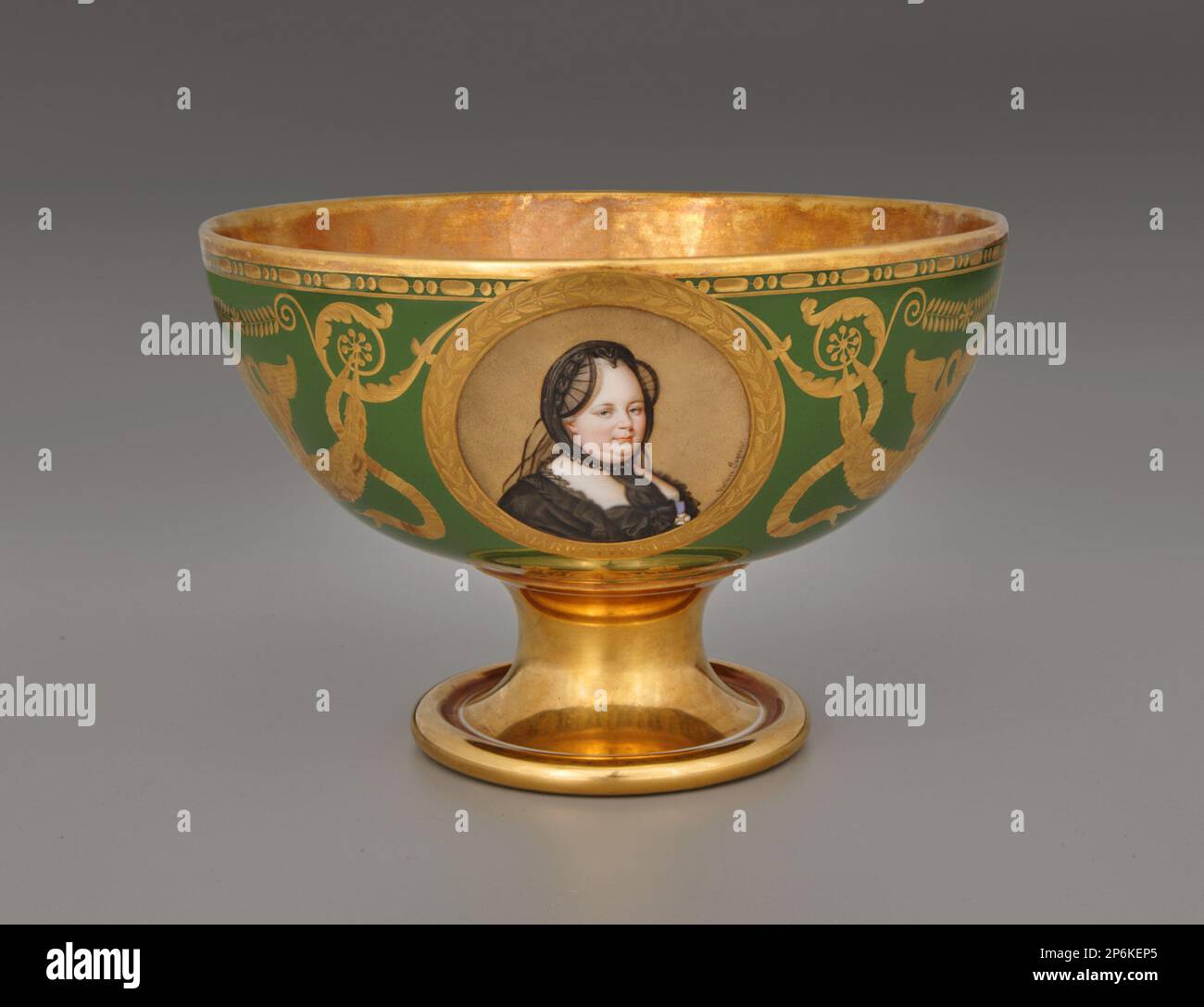 Sèvres Porcelain Manufactory, Bowl (jatte à fruits hémisphérique) with portraits of Catherine the Great of Russia (1729-1796), Maria Theresa of Austria (1717-1780), and Blanche of Castille (1188-1252), 1812, Hard-paste porcelain. Stock Photo