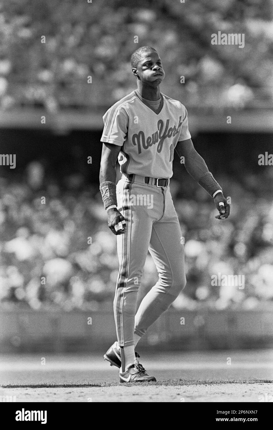 Darryl Strawberry of the Los Angeles Dodgers is shown with his two-year-old  daughter Diamond at a news conference in Los Angeles, Ca., Nov. 9, 1990.  Strawberry signed a five-year $20.3 million contract