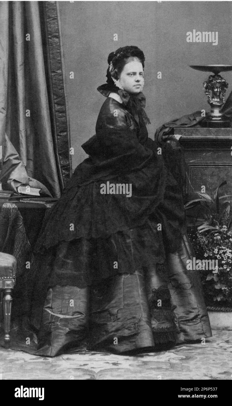 1860 ca. , Paris , France : The princess CLOTILDE di SAVOIA ( 1843 - 1911 ) daughter of King Vittorio Emanuele II and sister of king Umberto I . Married in 1859 with prince Napoleone Girolamo BONAPARTE ( 1822 - 1891 ) , from 1879 pretender of Imperial Crown of France . Sister of  Amedeo di SAVOIA ( Amedeo Ferdinando Maria , 1845 - 1890 )  King of Spain and Maria Pia di savoia Queen of Portugal . Photo by E. Disderi , Paris - CASA SAVOIA - ITALIA - REALI - SPAGNA -  NOBILTA' ITALIANA - SAVOY - NOBILITY - ROYALTY - HISTORY - FOTO STORICHE -  hat - cappello - scialle - pizzo - lace - raso - satin Stock Photo