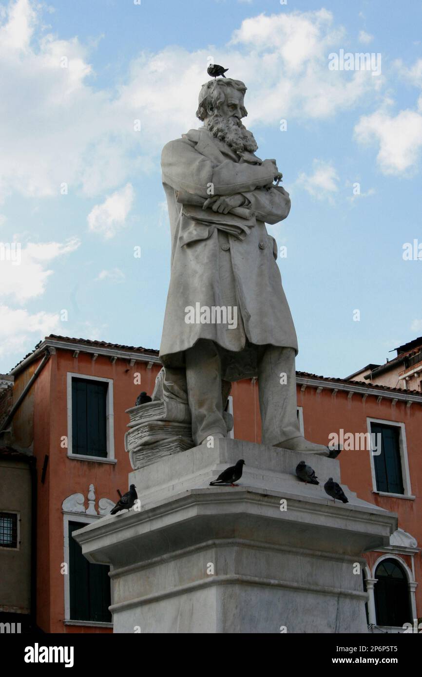 2006 , august ,Venice, Italy  : The monument to italian Niccolò TOMMASEO  ( Sebenico 1802 - Firenze 1874) , politician and author of Dizionario della Lingua Italiana and  Dizionario dei Sinonimi . Statue by sculptor Barzaghi in Campo Santo Stefano . - VENEZIA - TURISMO - TURISM  - ARTE - VISUAL ARTS - ITALIA  - GEOGRAPHY - GEOGRAFIA   - Niccolò  - LETTERATO - LETTERATURA - LITERATURE - linguista - RISORGIMENTO - politico - politician  ----  Photo by Giovanbattista BRAMBILLA  ---  ARCHIVIO GBB Stock Photo