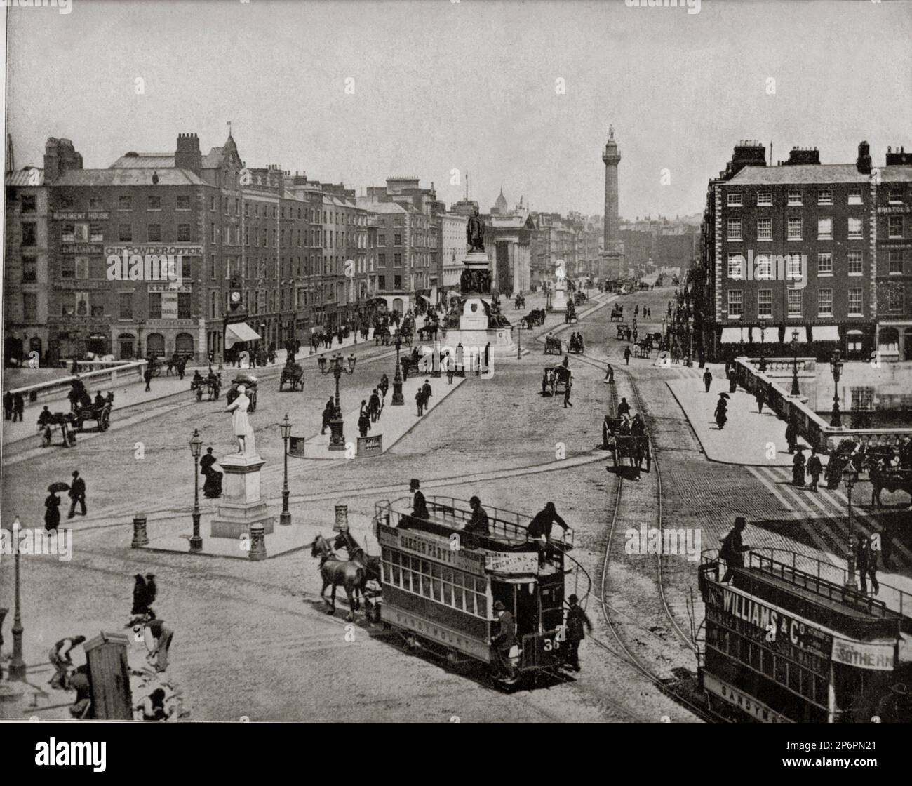 1890 ca. , DUBLIN , IRELAND : The Sackville Street , in background the column monument to Oratio Nelson  at time of  irish writer JAMES JOYCE ( Dublin 1882 - Zurich 1941 )    - DUBLINO - IRLANDA - architettura - architecture - strada - street  - omnibus  - folla - gente - people - traffico stradale - traffic  - Belle Epoque    - SCRITTORE - LETTERATURA - LITERATURE -  - GEOGRAFIA - GEOGRAPHY - FOTO STORICHE - HISTORY - DUBLINO  ---- Archivio GBB Stock Photo