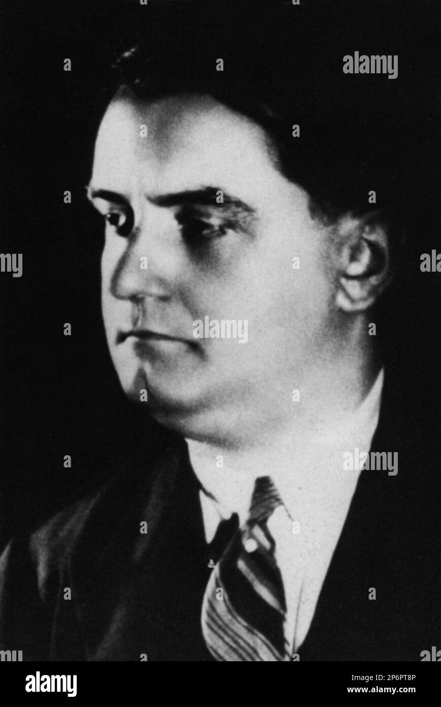 1930 ca : The french music composer GEORGES AURIC ( 1899 - 1983 ). Student of d' Indy and member of LES SIX . He worked with advantgarde BALLETS RUSSES by Diaghilev ( Diagilev ) and composed the film music for A NOUS LA LIBERTE' ( 1931 ). Close friend of fenc visual artist and writer Jean Coteau   - COMPOSITORE - OPERA LIRICA - CLASSICA - CLASSICAL - PORTRAIT - RITRATTO - MUSICISTA - MUSICA  - BOW - CRAVATTA - TIE - GAY - omosessuale -  omosessualità - LGBT - - homosexual - homosexuality --- ARCHIVIO GBB Stock Photo