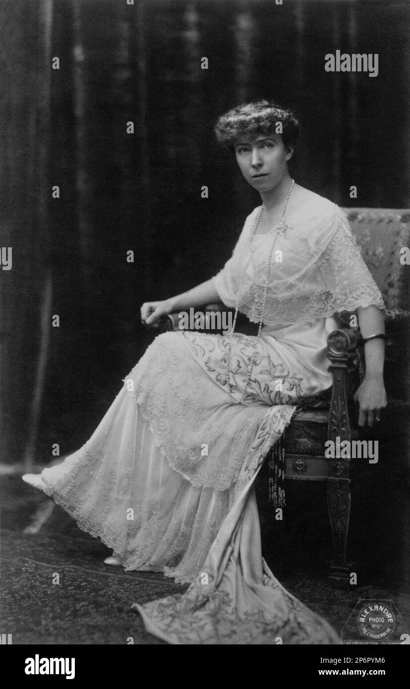 1909 ca , Bruxelles , BELGIUM : The future  Queen ELISABETH  of BELGIUM ( born Duchesse of Bavaria , 1876 - 1956 ), married to King ALBERT I  of Belgians   SAXE COBURG GOTHA ( 1875 - 1934 ). Mother of future King Leopold III ( 1901 - 1983 ), Charles count of Flanders ( 1903 - 1983 ) and MARIA  José ( 1906 - 2001 ) Queen of Italy di Savoia ( Savoy ) in may 1946 . Photo by Alexandre . Belgium .- House of BRABANT - BRABANTE - ALBERTO - ELISABETTA - Regina - royalty - nobili - nobiltà - principe reale - BELGIO - portrait - ritratto  -  lace - pizzo - chignon - necklace - collana - pearls - perle - Stock Photo
