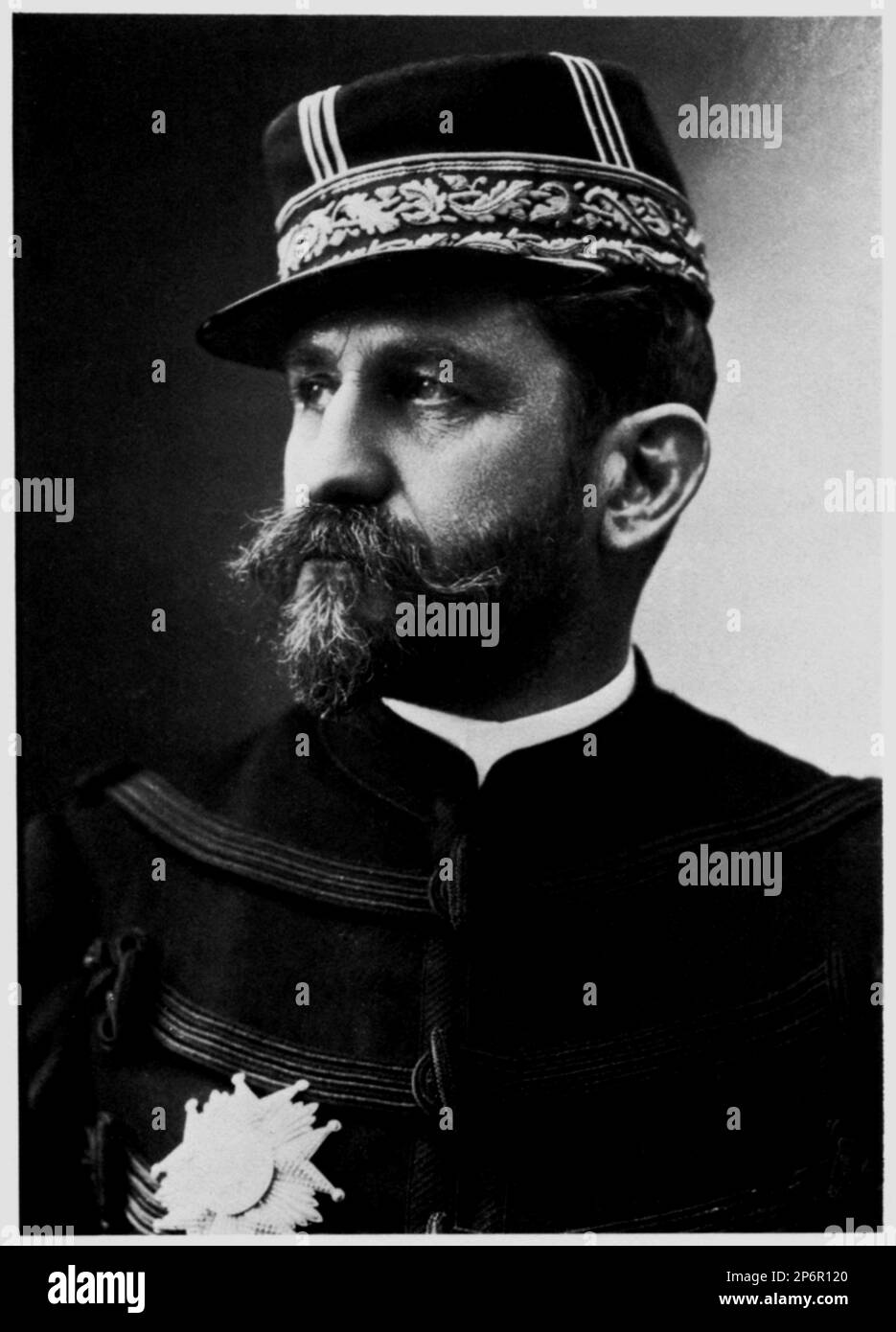1880 c, FRANCE : GEORGES BOULANGER  ( 1837 – 1891) was a French general and reactionary politician . Photo by NADAR , Paris , France  - POLITICO - POLITICA - POLITIC  - foto storiche - foto storica - portrait - ritratto - beard - barba  - military uniform - divisa - uniforme militare - baffi - moustache - generale - hat - cappello  ---- Archivio GBB Stock Photo