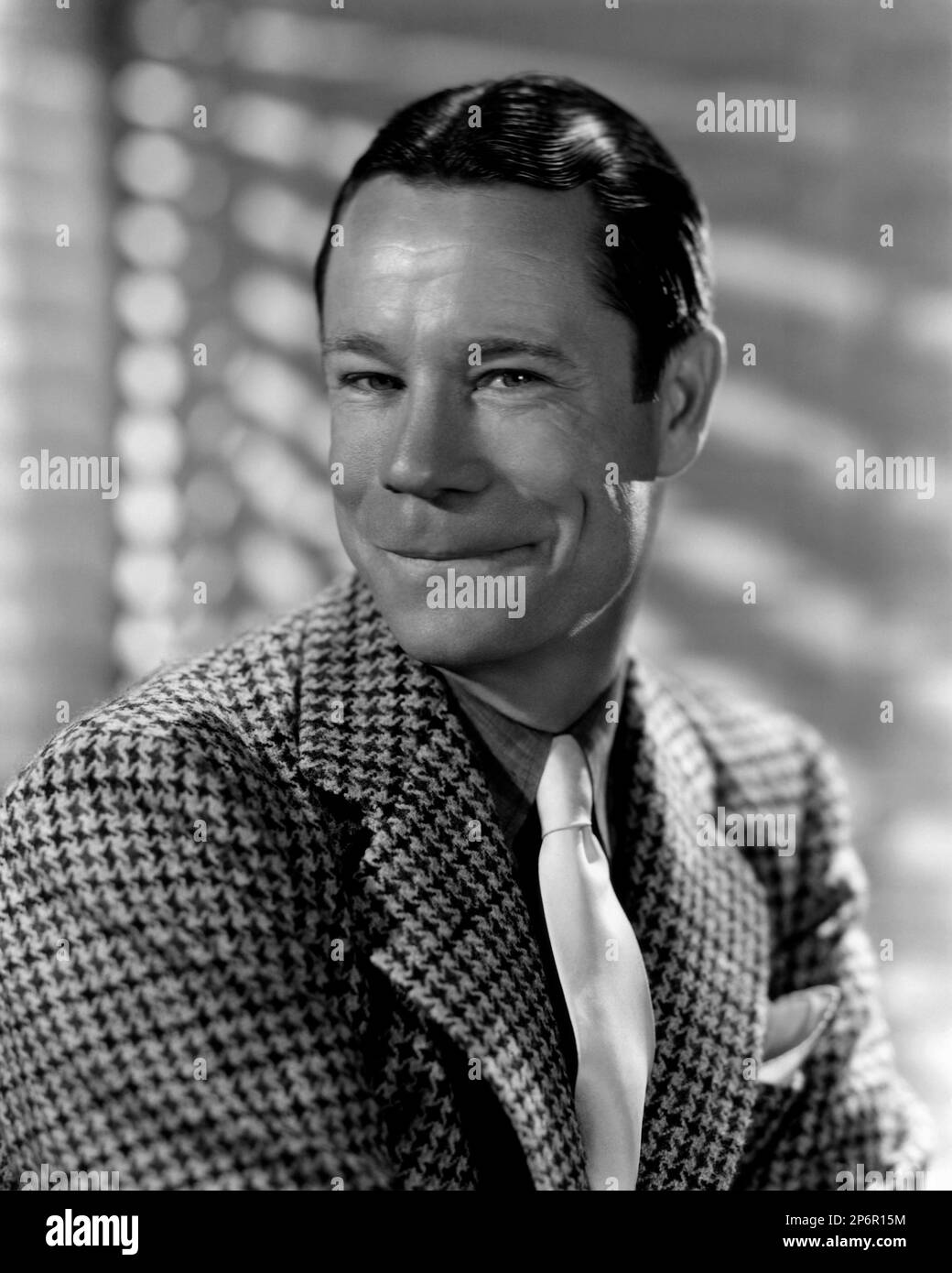 1935 ca  :  The  movie actor and dancer JOE E. BROWN ( 1892 - 1973 )  in a pubblicitary shot  - CINEMA - ATTORE CINEMATOGRAFICO  - tie  - cravatta - grease - brillantina  - colletto - collar - fazzoletto nel taschino - pochette - DANZA - DANCE - ballerino -  smile - sorriso - musical  ---- Archivio GBB Stock Photo