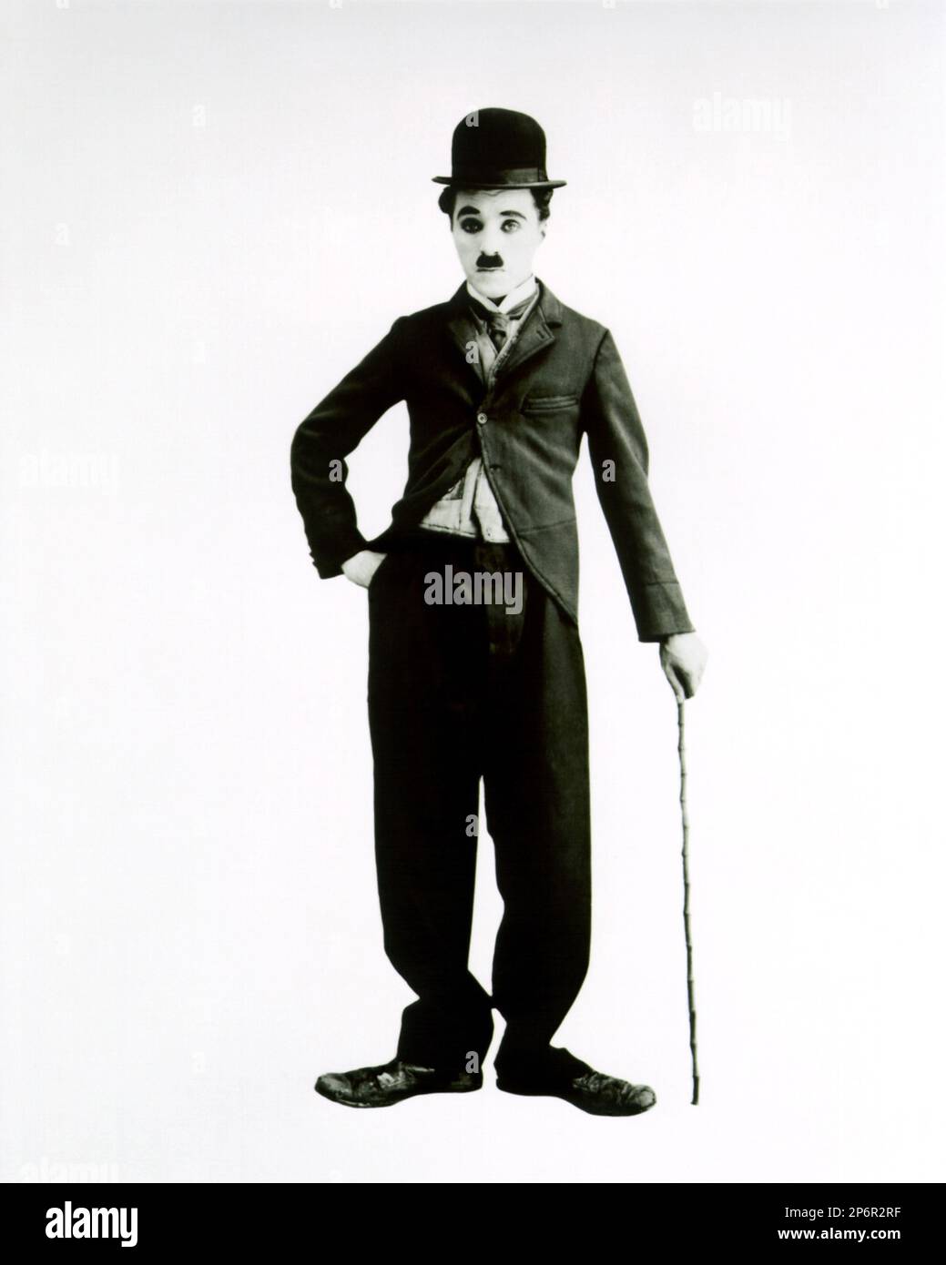 1915 : The silent movie actor and movie director CHARLES CHAPLIN ( 1889 - 1977 ) as CHARLOT - CINEMA - FILM - portrait - ritratto - hat - cappello - regista cinematografico - attore - attrice - comico - tie - cravatta - collar - colletto  ---- Archivio GBB      Archivio Stock Photo