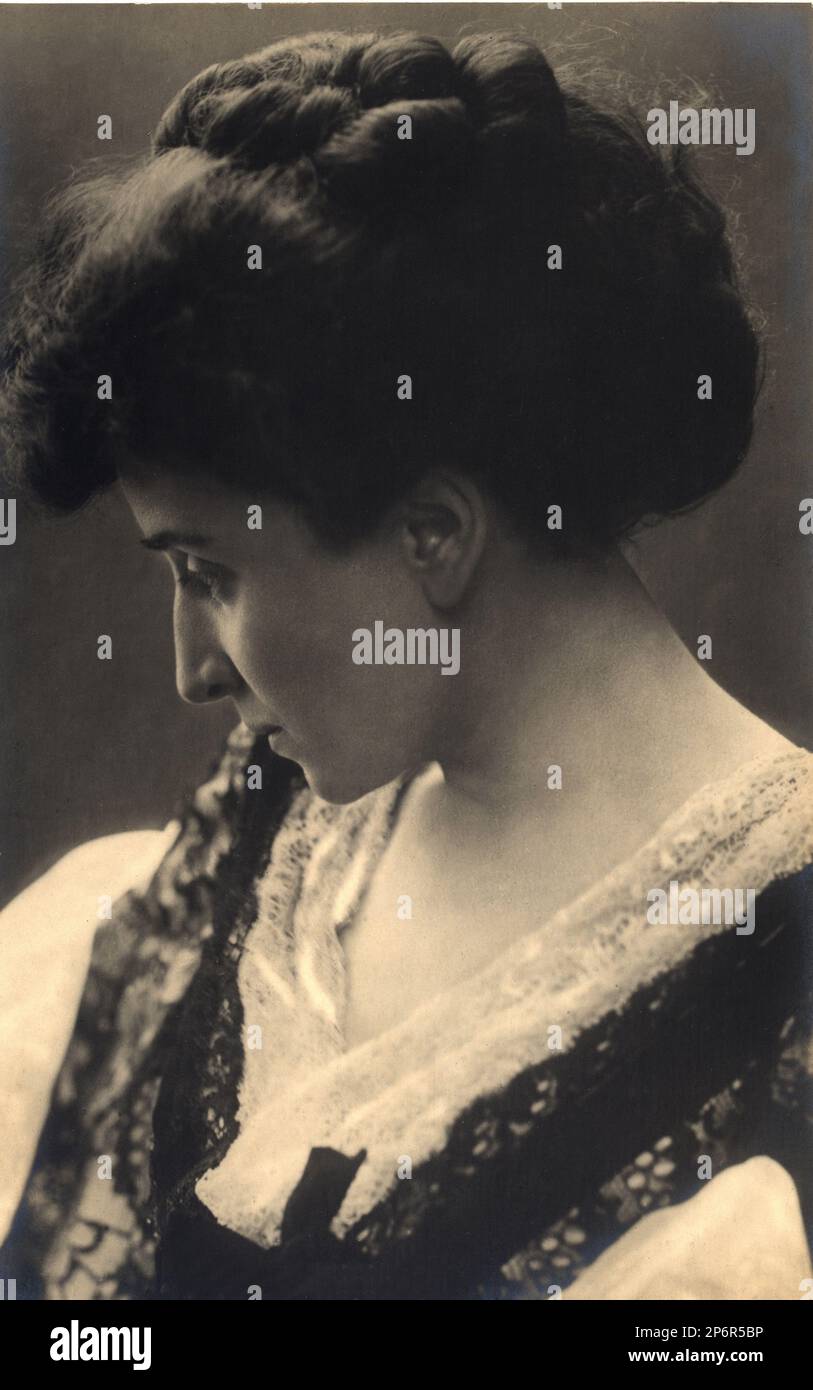 1900 c,  ITALY : The italian theatre and movie actress EMMA GRAMATICA ( 1874 - 1965 ) . - attrice - TEATRO - THEATER - DIVA - DIVINA -  pizzo - lace - profilo - profile - chignon  ---- Archivio GBB Stock Photo