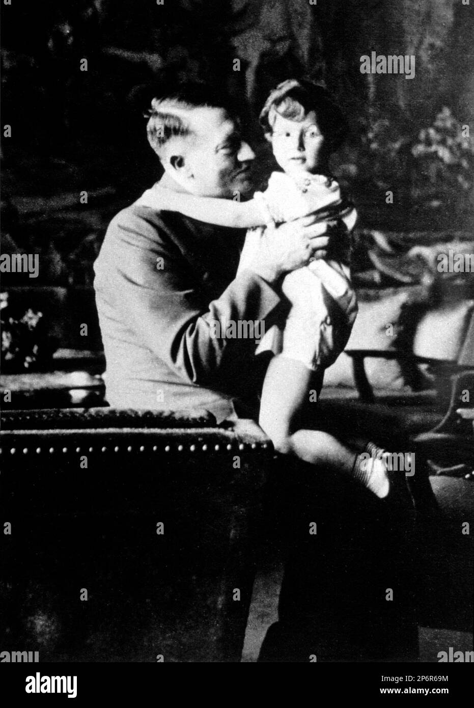 1930's, GERMANY The german dictator ADOLF HITLER ( 1889 1945 ) nwith a child . WWII NAZI