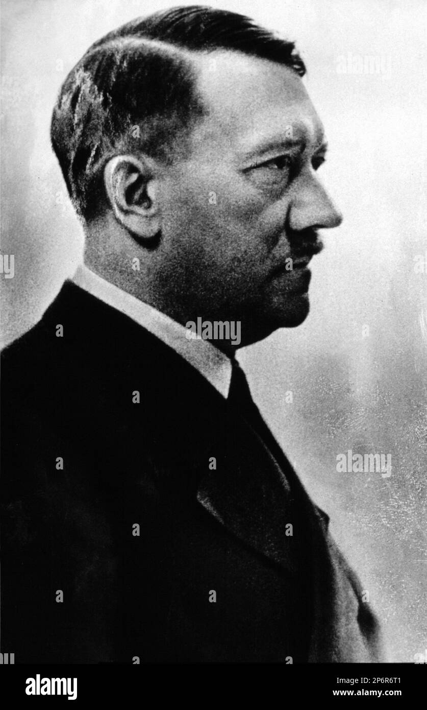 1930's, GERMANY  : The german dictator  ADOLF HITLER (  1889 - 1945 ) - WWII - NAZI - NAZIST - SECONDA GUERRA MONDIALE - NAZISMO - NAZISTA - dittatore - baffi - moustache  - POLITICA - POLITICO - ritratto - portrait - profile - profilo  ---- Archivio GBB Stock Photo