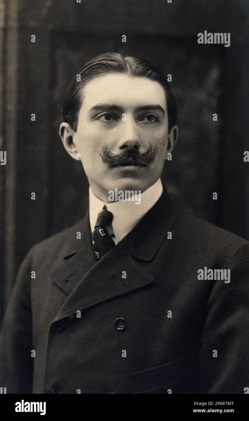 1910 c, ITALY : The italian play writer and dramatist GIUSEPPE LIPPARINI ( 1877 - 1951 ), author near at the FUTURISTA movement by Filippo Tommaso Marinetti .- LETTERATO - SCRITTORE - LETTERATURA - Literature -   drammaturgo - TEATRO - THEATRE - commediografo - baffi - moustache - portrait - ritratto  - tie - cravatta - collar - colletto - FUTURISMO - FUTURISM - FUTURIST ---- Archivio GBB Stock Photo