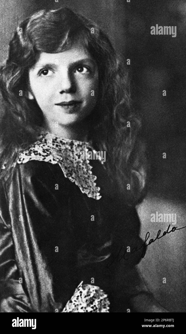 1910 , Roma , ITALY  : The princess MAFALDA di SAVOIA ( Roma , 19 november 1902 - Buchenwald concentration camp 28 august 1943 ) daughter of  King VITTORIO EMANUELE III and the Queen ELENA ( del Montenegro ) di Savoia.  Mafalda married in 1925 with the german prince Philipp of HESSE Kassel (Filippo d' ASSIA , 1896 - 1980 ) - RE - REGINA - CASA SAVOIA - ITALIA - REALI - Nobiltà ITALIANA - SAVOY - NOBILITY - ROYALTY - HISTORY - FOTO STORICHE - BELLE EPOQUE - pizzo - lace  ---- Archivio GBB Stock Photo