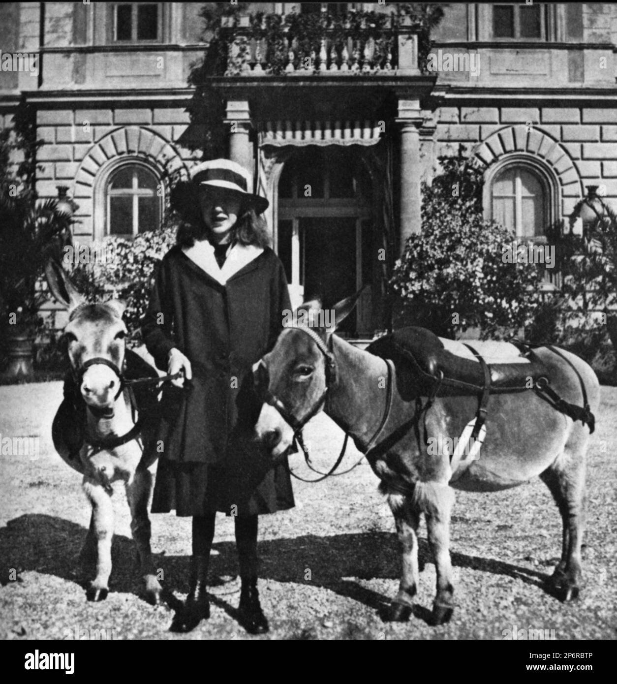 1914 , Roma , ITALY  : The princess MAFALDA di SAVOIA ( Roma , 19 november 1902 - Buchenwald concentration camp 28 august 1943 ), in this photo at Villa Savoia ( ex Villa Ada ),  daughter of  King VITTORIO EMANUELE III and the Queen ELENA ( del Montenegro ) di Savoia . - RE - REGINA - CASA SAVOIA - ITALIA - REALI - Nobiltà ITALIANA - SAVOY - NOBILITY - ROYALTY - HISTORY - FOTO STORICHE - BELLE EPOQUE - mule - donckey  - asino  ---- Archivio GBB Stock Photo