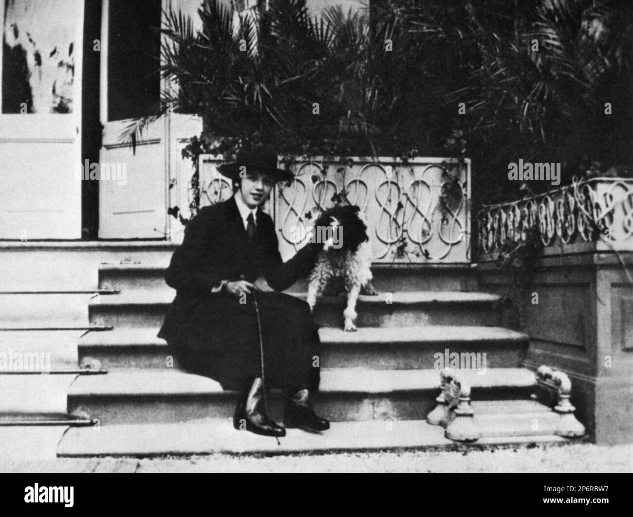 1919 , Villa Savoia ( Villa Ada )  Roma , ITALY : The princess MAFALDA di SAVOIA ( Roma , 19 november 1902 - Buchenwald concentration camp 28 august 1943 ) with his dog Kinni . Daughter of  King VITTORIO EMANUELE III and the Queen ELENA ( del Montenegro ) di Savoia.  Mafalda married in 1925 with the german prince Philipp of HESSE Kassel (Filippo d' ASSIA , 1896 - 1980 ) - RE - REGINA - CASA SAVOIA - ITALIA - REALI - Nobiltà ITALIANA - SAVOY - NOBILITY - ROYALTY - HISTORY - FOTO STORICHE - BELLE EPOQUE - dog - cane  ---- Archivio GBB Stock Photo