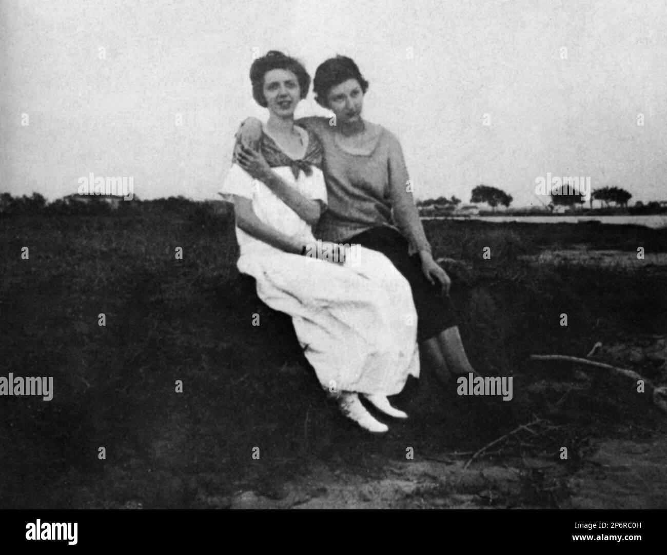 1923 , San Rossore , Pisa , ITALY : The princess MAFALDA di SAVOIA ( Roma , 19 november 1902 - Buchenwald concentration camp 28 august 1943 ) with her sister GIOVANNA ( married to King Boris III of Bulgaria Sassonia Coburgo Gotha , born in 1907 ). Daughter of  King VITTORIO EMANUELE III and the Queen ELENA ( del Montenegro ) di Savoia.  Mafalda married in 1925 with the german prince Philipp of HESSE Kassel ( Filippo d' ASSIA , 1896 - 1980 ). - RE - REGINA - CASA SAVOIA - ITALIA - REALI - Nobiltà ITALIANA - SAVOY - NOBILITY - ROYALTY - HISTORY - FOTO STORICHE - sisters - sorelle  ---- Archivio Stock Photo