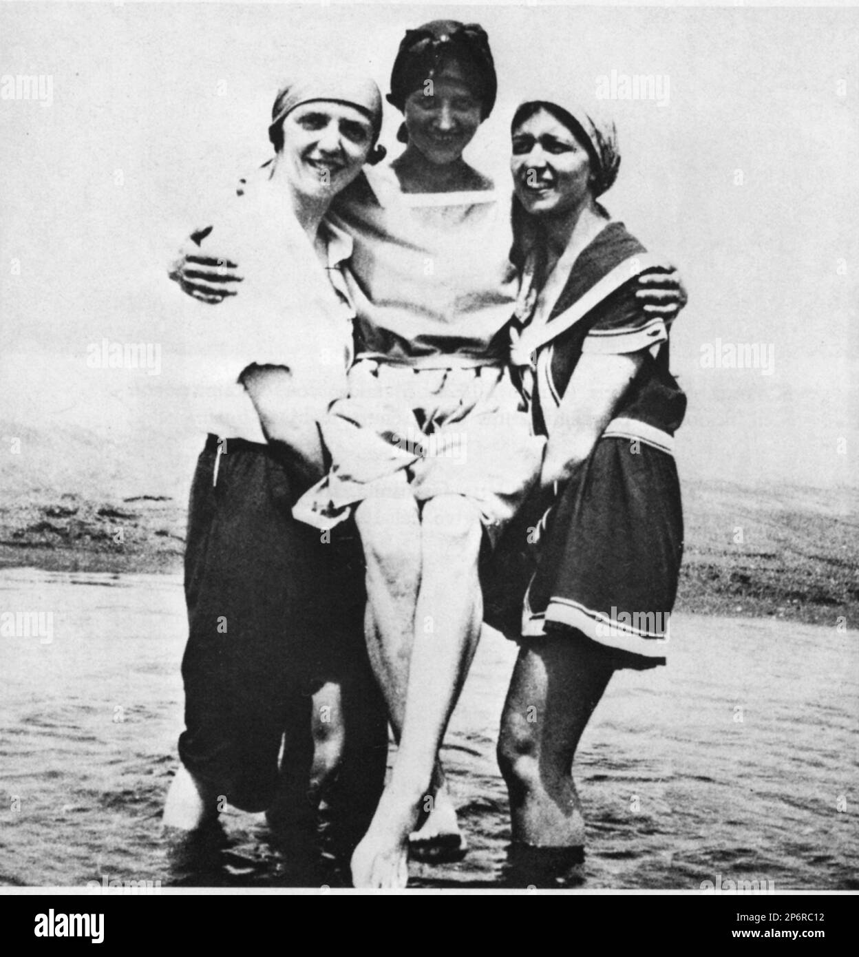 1924 , Castelporziano , Roma , ITALY  : The princess MAFALDA di SAVOIA ( Roma , 19 november 1902 - Buchenwald concentration camp 28 august 1943 ) in this photo with two friends . Daughter of  King VITTORIO EMANUELE III and the Queen ELENA ( del Montenegro ) di Savoia.  Mafalda married in 1925 with the german prince Philipp of HESSE Kassel ( Filippo d' ASSIA , 1896 - 1980 ) - RE - REGINA - CASA SAVOIA - ITALIA - REALI - Nobiltà  ITALIANA - SAVOY - NOBILITY - ROYALTY - HISTORY - FOTO STORICHE - BELLE EPOQUE - spiaggia - beach - mare - sea - vacanza - vacanze - costume da bagno - swimsuit   ---- Stock Photo