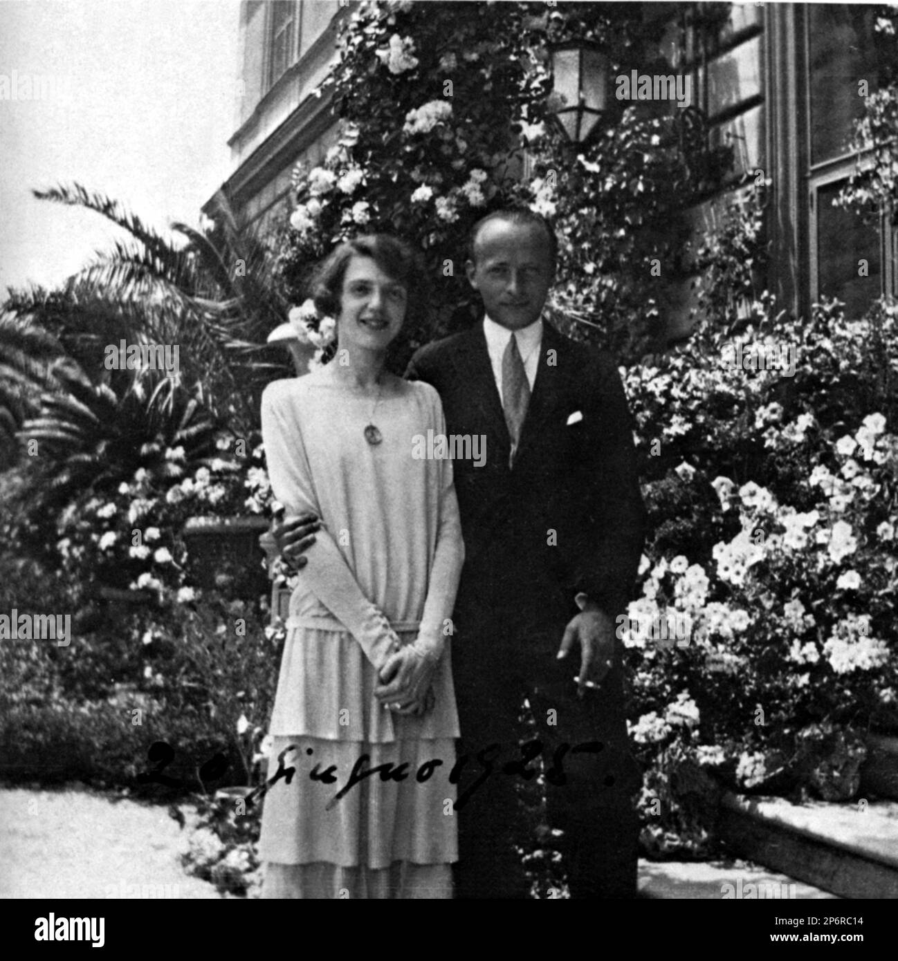 1925 , june, Roma , ITALY  : The princess MAFALDA di SAVOIA ( Roma , 19 november 1902 - Buchenwald concentration camp 28 august 1943 ) daughter of  King VITTORIO EMANUELE III and the Queen ELENA ( del Montenegro ) di Savoia.  In this photo, at Villa Savoia ( Villa Ada ),  during the engagement with the german prince Philipp of HESSE Kassel ( Filippo d' ASSIA , 1896 - 1980 ), married three mounths later . - RE - REGINA - CASA SAVOIA - ITALIA - REALI - Nobiltà ITALIANA - SAVOY - NOBILITY - ROYALTY - HISTORY - FOTO STORICHE - giardino - garden - fidanzati - smile - sorriso  ---- Archivio GBB Stock Photo