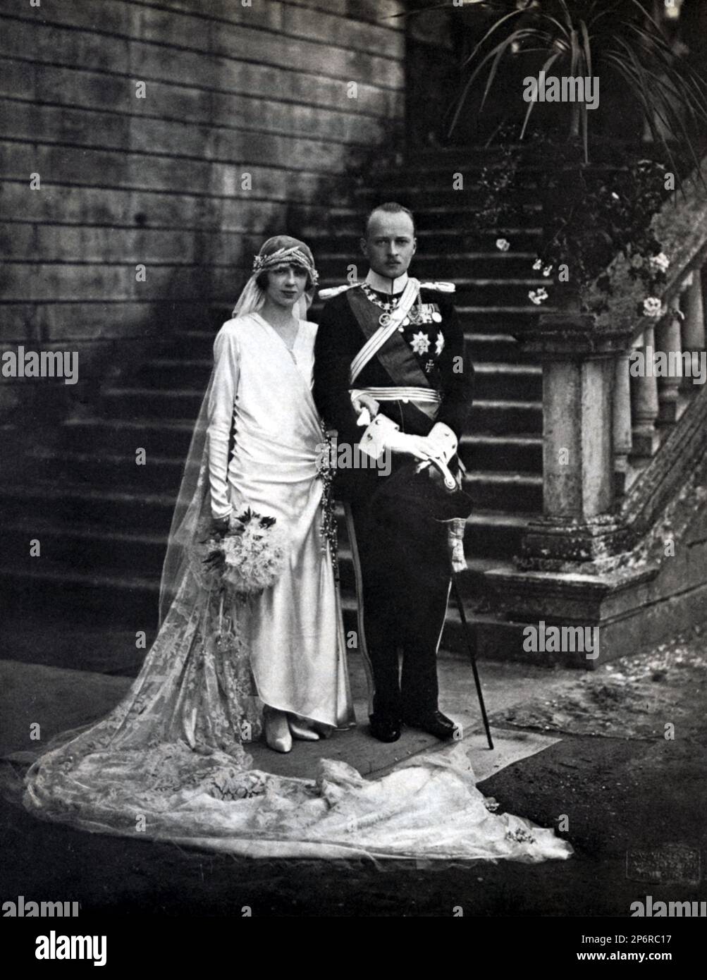 1925 , 23 september , Racconigi , Cuneo , ITALY  : The princess MAFALDA di SAVOIA ( Roma , 19 november 1902 - Buchenwald concentration camp 28 august 1943 ) daughter of  King VITTORIO EMANUELE III and the Queen ELENA ( del Montenegro ) di Savoia.  In this photo just married with the german prince Philipp of HESSE Kassel ( Filippo d' ASSIA , 1896 - 1980 ), married three mounths later - RE - REGINA - CASA SAVOIA - ITALIA - REALI - Nobiltà ITALIANA - SAVOY - NOBILITY - ROYALTY - HISTORY - FOTO STORICHE - BELLE EPOQUE - giardino - garden - abito da sposa - sposalizio - matrimonio - bride wedding d Stock Photo
