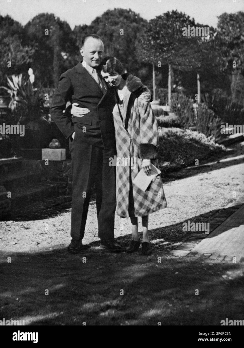 1932 , june, Roma , Italy  : The princess MAFALDA di SAVOIA ( Roma , 19 november 1902 - Buchenwald concentration camp 28 august 1943 ) daughter of  King VITTORIO EMANUELE III and the Queen ELENA ( del Montenegro ) di Savoia.  In this photo, at Villa Polissena  with  husband , the german prince Philipp of HESSE Kassel ( Filippo d' ASSIA , 1896 - 1980 ), married three mounths later .- RE - REGINA - CASA SAVOIA - ITALIA - REALI - Nobiltà ITALIANA - SAVOY - NOBILITY - ROYALTY - HISTORY - FOTO STORICHE - BELLE EPOQUE - giardino - garden - smile - sorriso  ---- Archivio GBB Stock Photo