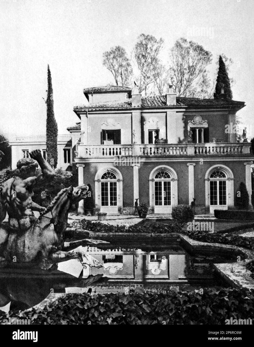 1935 c. , Roma , ITALY  : VILLA POLISSENA , the  house of princess MAFALDA di SAVOIA ( 1902 - Buchenwald concentration camp 28 august 1943 ), daughter of  King VITTORIO EMANUELE III and the Queen ELENA ( del Montenegro ) di Savoia , married with  german prince Philipp of HESSE Kassel ( Filippo d' ASSIA , 1896 - 1980 ). - RE - REGINA - CASA SAVOIA - ITALIA - REALI - Nobiltà  ITALIANA - SAVOY - NOBILITY - ROYALTY - HISTORY - FOTO STORICHE - BELLE EPOQUE - giardino - garden  ---- Archivio GBB Stock Photo