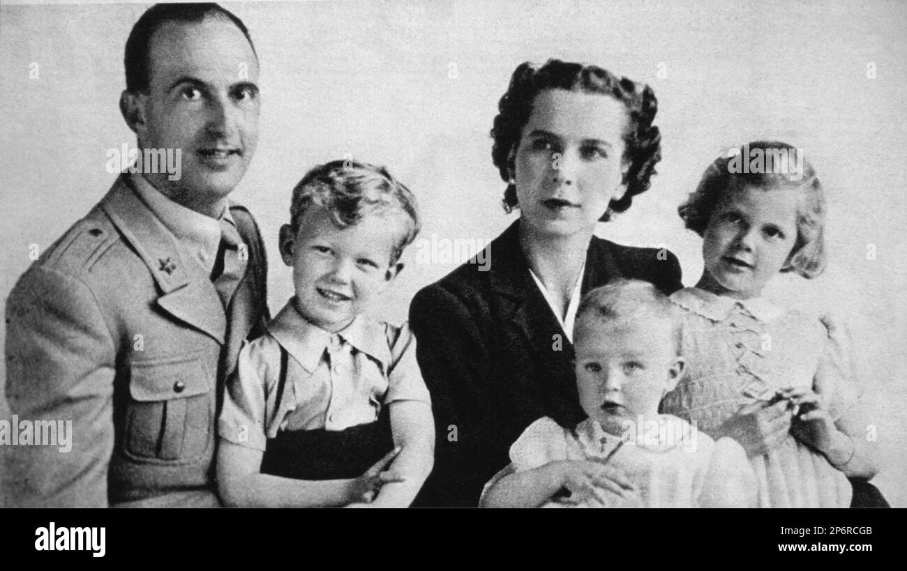 1942 c, ITALY : The future Queen MARIA  José di SAVOIA ( princess of Belgium Brabant , 1906 - 2001  ), in may 1946 ,  with his housband  the future  italian last king Umberto II . In this photo with sons: VITTORIO EMANUELE ( born 1937 ), MARIA PIA ( born 1934 )and MARIA GABRIELLA ( born 1940 ).  - CASA SAVOIA - ITALIA - REALI - BRABANTE - BELGIO - Nobiltà  ITALIANA - SAVOY - NOBILITY - ROYALTY - HISTORY - FOTO STORICHE - family - famiglia  ---- Archivio GBB Stock Photo