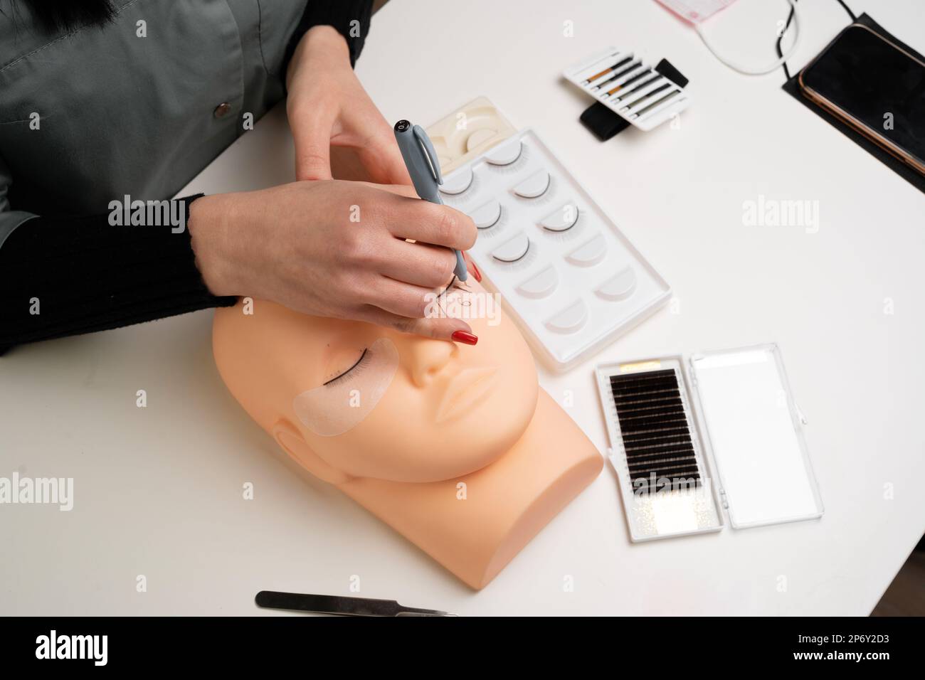 Basic training to build eyelashes on a silicone mannequin. Eyelash