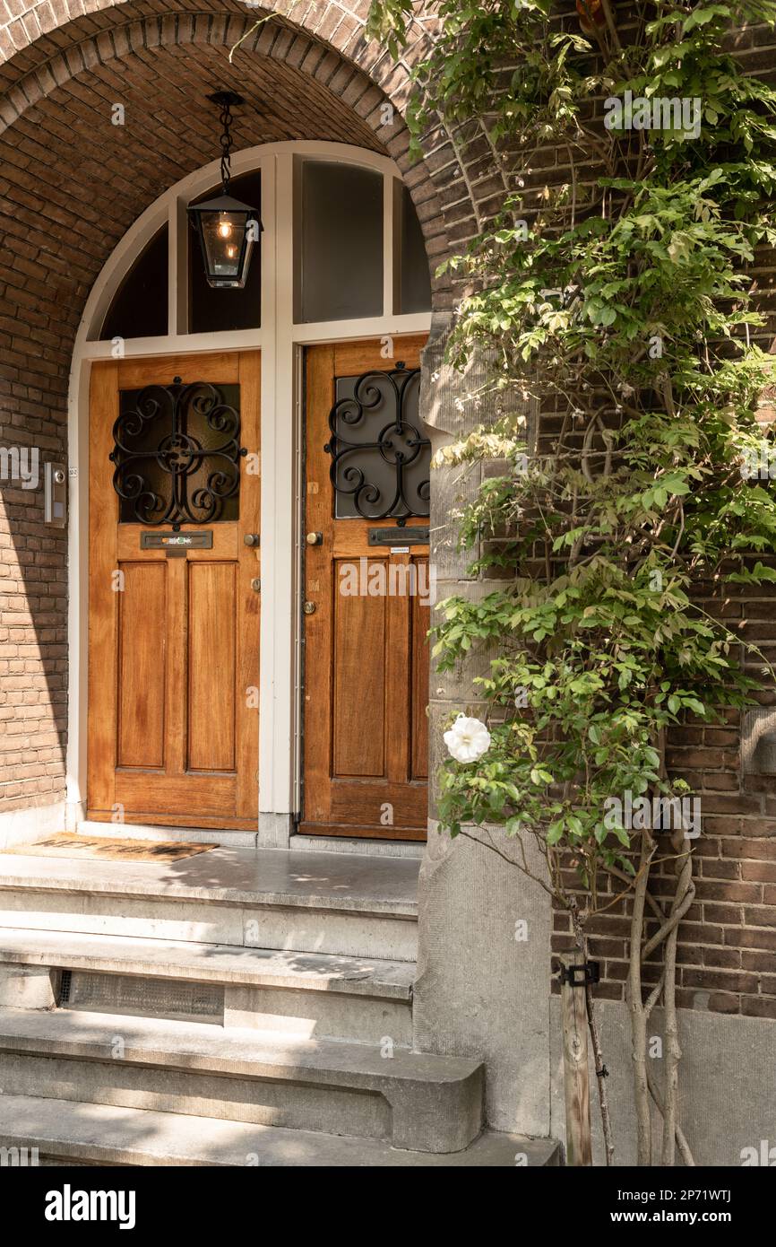 Step Over the Doorstep Brick Wall in Brown Step Over the Doorstep Brick Wall in Brown