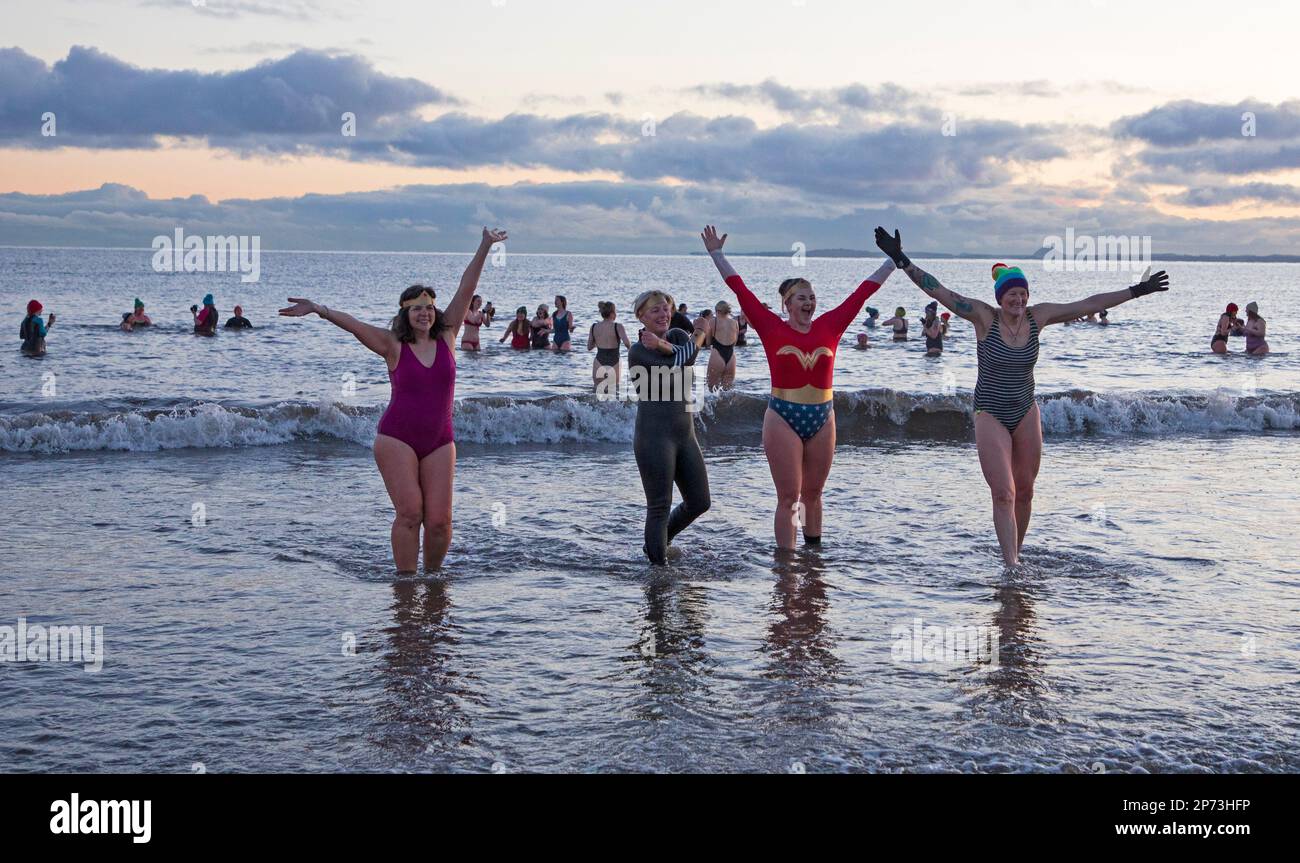 Portobello, Edinburgh, Scotland, UK. 8th March 2023. International Women’s Day swimrise dip 2023 carried on in minus 5 degree temperatures. Due to the extreme cold weather forecast and with advice from members of the RNLI safety team, organisers made the difficult decision to cancel the International Women’s Day swimrise dip 2023 was made yesterday however hundreds turned up at the beach. Credit: Archwhite/alamy live news. Stock Photo
