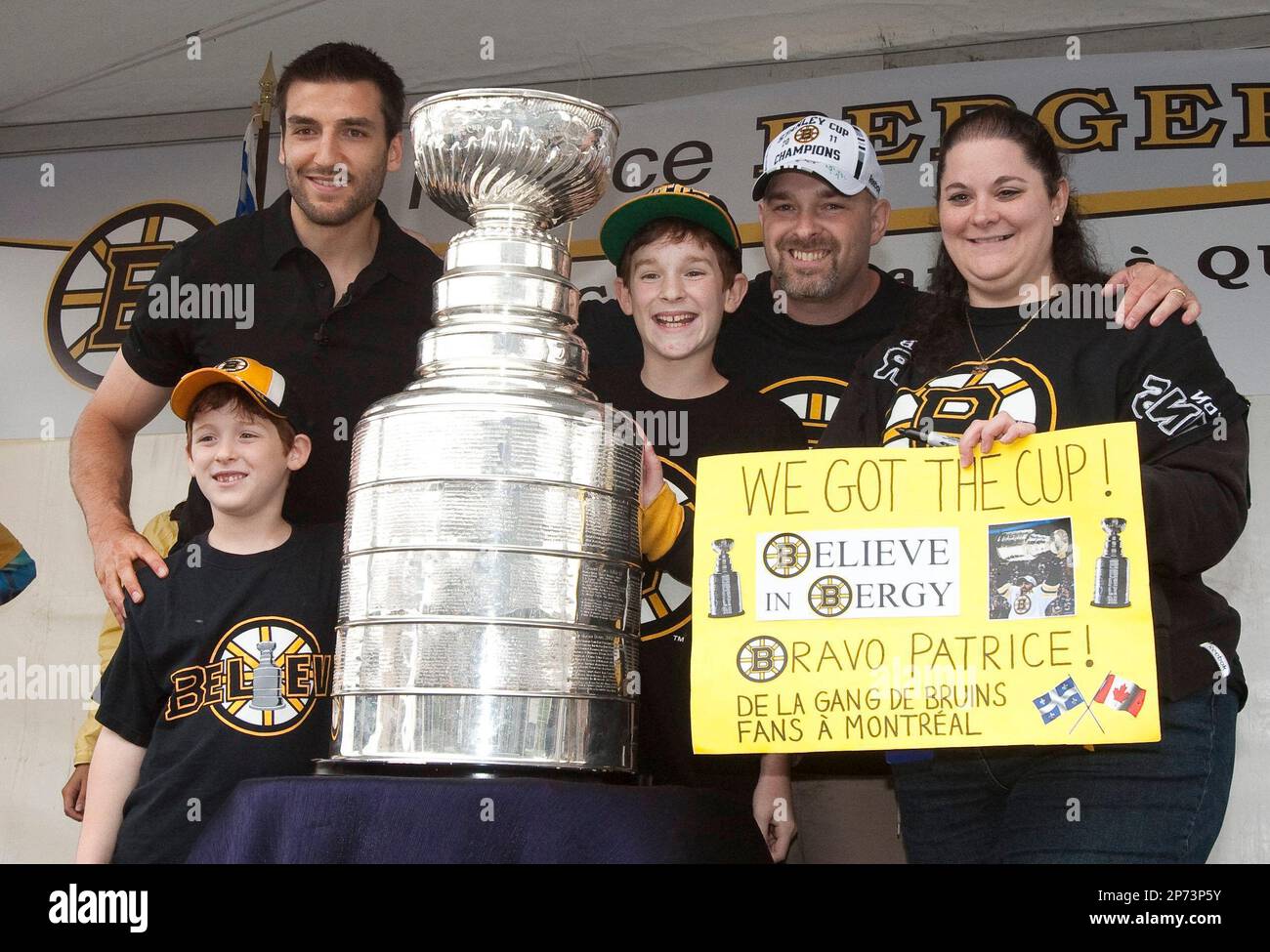 Download The Boston Bruins Team Pose With The Cup
