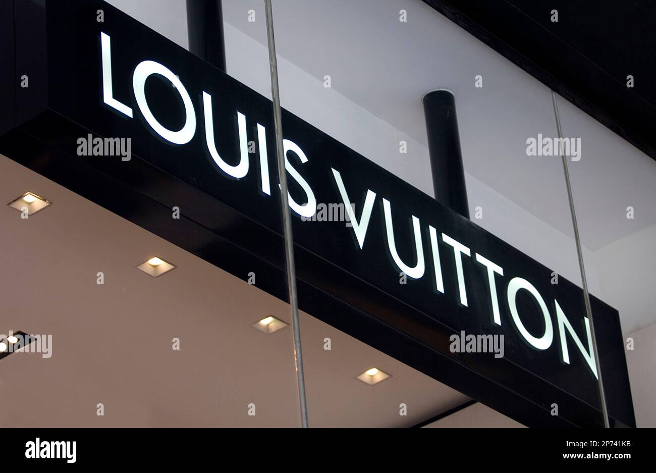 Exterior shot of Louis Vuitton store, Sloane Street, London. (Newscast  Limited via AP Images Stock Photo - Alamy