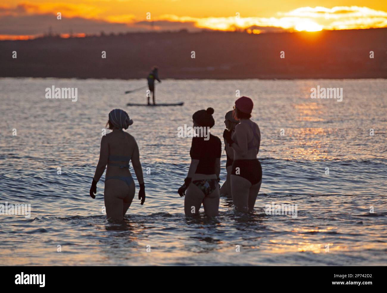 Portobello, Edinburgh, Scotland, UK. 8th March 2023. International Women’s Day swimrise dip 2023 carried on in minus 5 degree temperatures. Due to the extreme cold weather forecast and with advice from members of the RNLI safety team, organisers made the difficult decision to cancel the International Women’s Day swimrise dip 2023 was made yesterday however hundreds turned up at the beach. Credit: Archwhite/alamy live news. Stock Photo