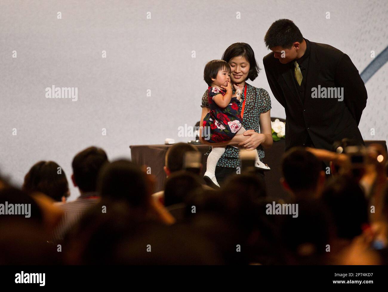 from right) NBA star Yao Ming and his family members Ye Li, Yaos wife, Yao  Qinlei, Yaos daughter, Fang Fengdi, Yaos mother and Yao Zhiyuan, father, p  Stock Photo - Alamy