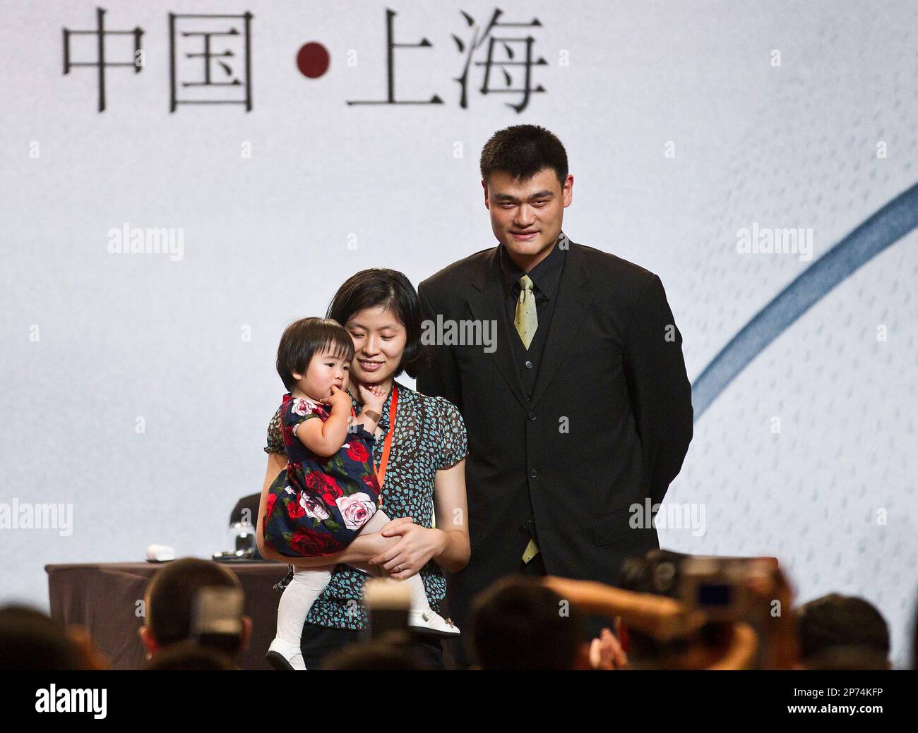 from right) NBA star Yao Ming and his family members Ye Li, Yaos wife, Yao  Qinlei, Yaos daughter, Fang Fengdi, Yaos mother and Yao Zhiyuan, father, p  Stock Photo - Alamy