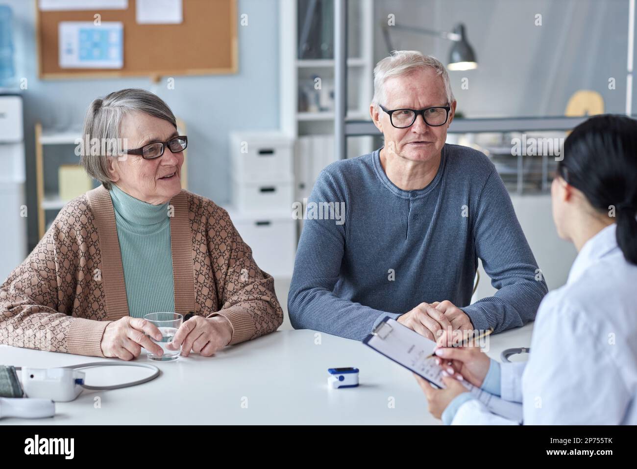 Elderly couple in hospital hi-res stock photography and images - Alamy