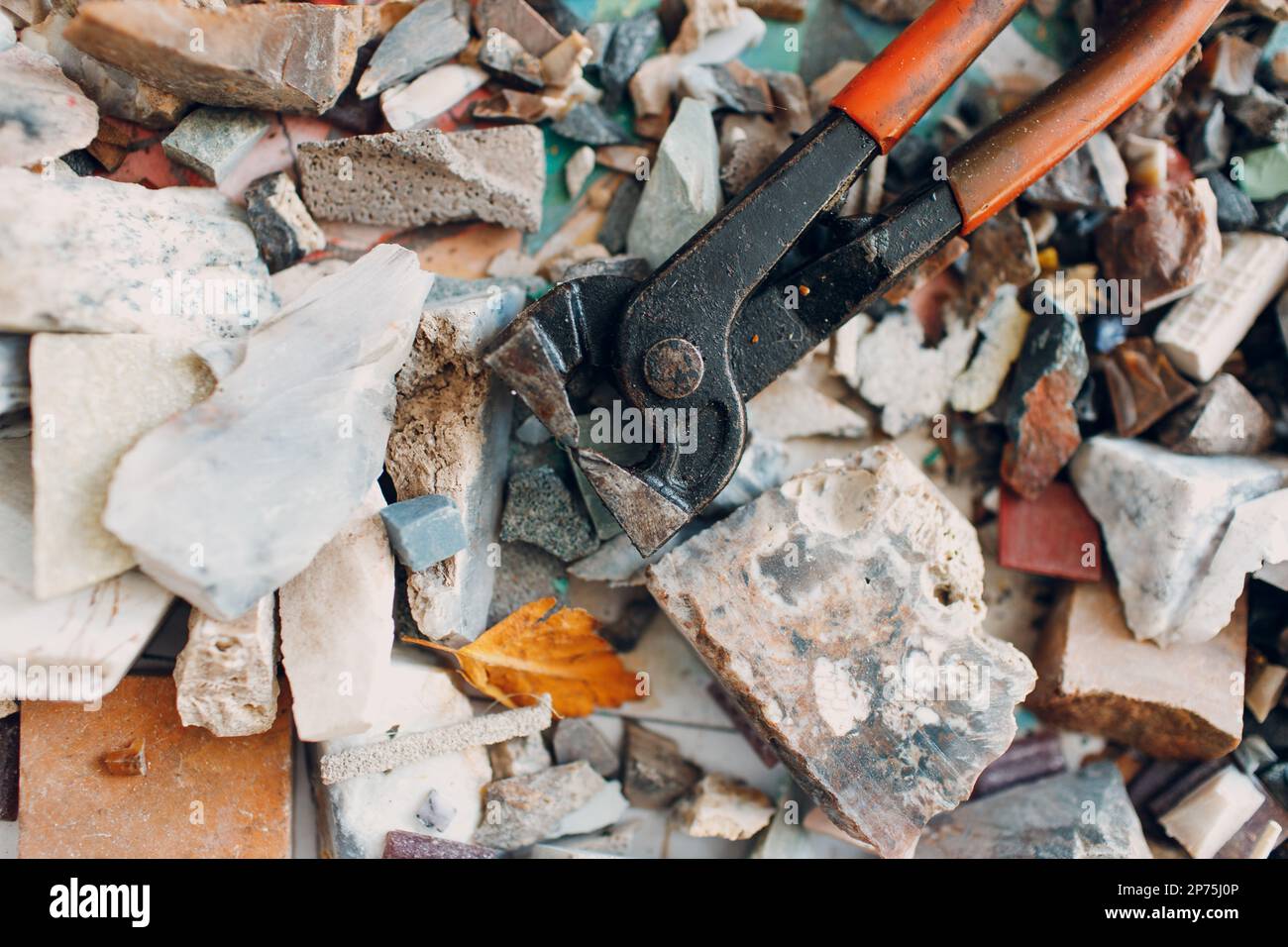 Craftsman cutter nipper tool for cutting smalt glass for making mosaic